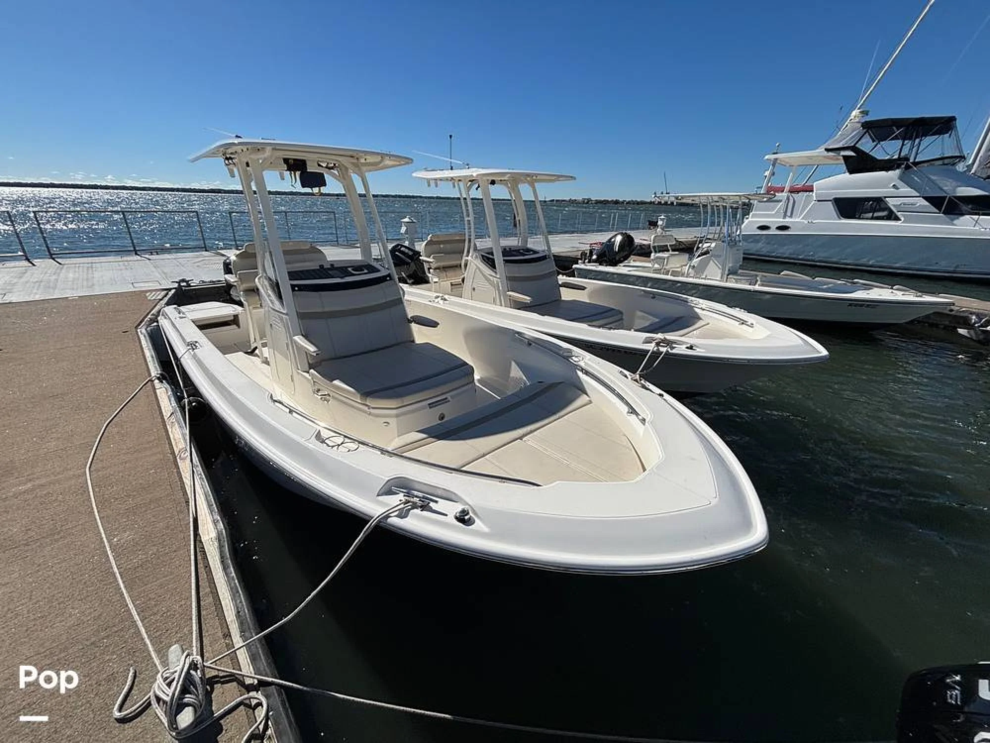 2025 Boston Whaler 220 DAUNTLESS - Main Image