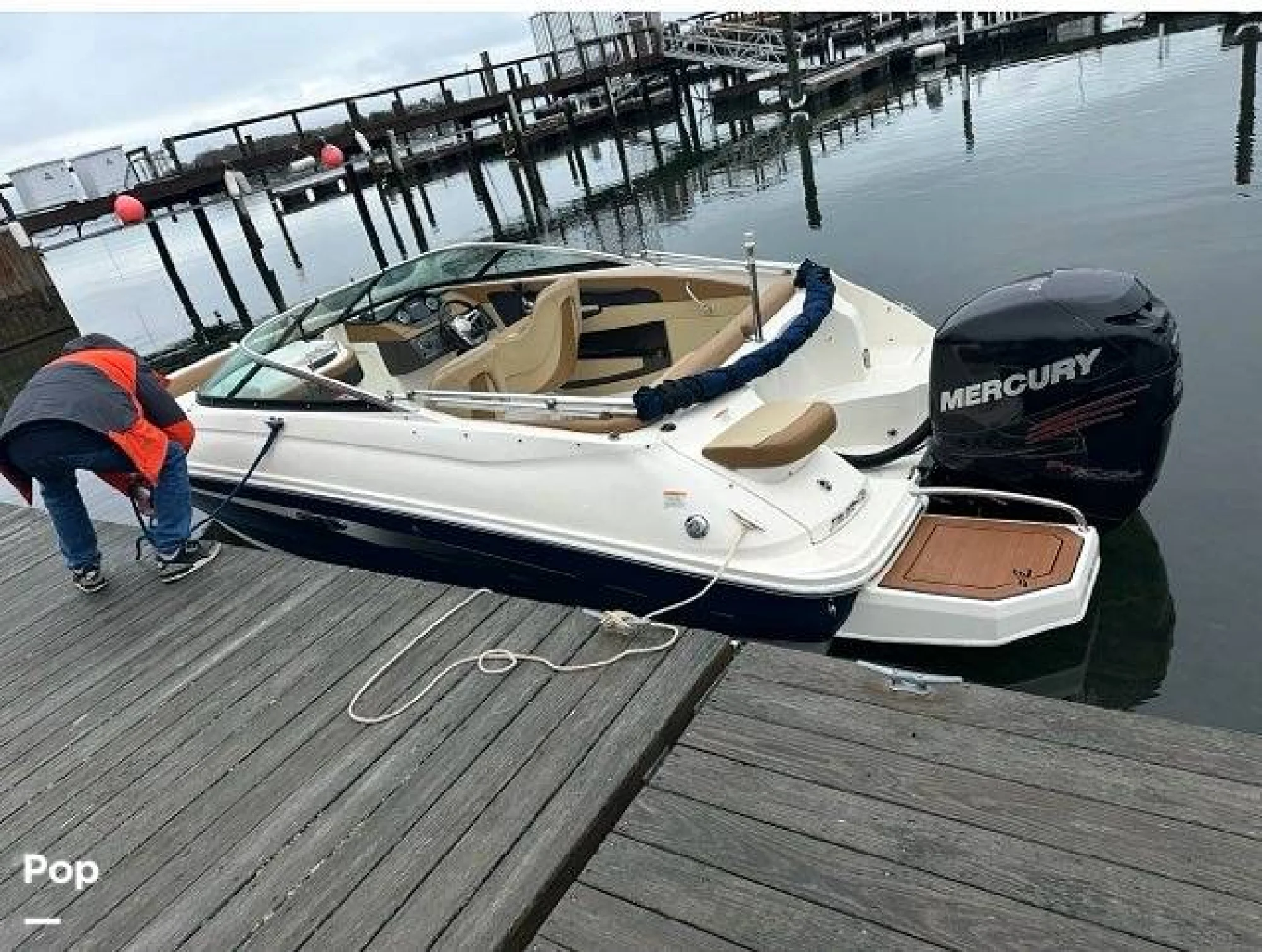 2015 Sea Ray 220 Sundeck OB - Image 4
