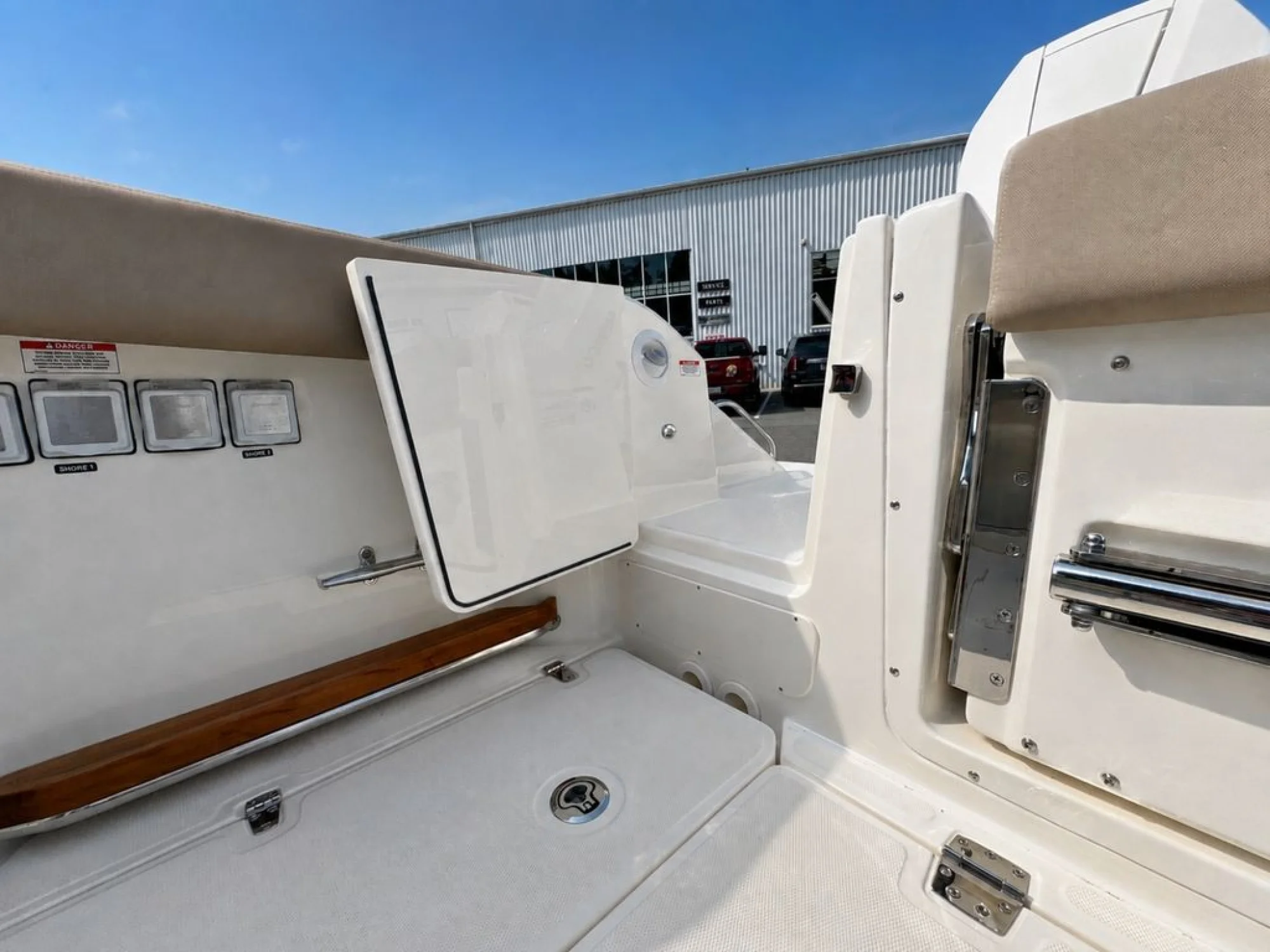 Boston Whaler 350 Realm - Image 4