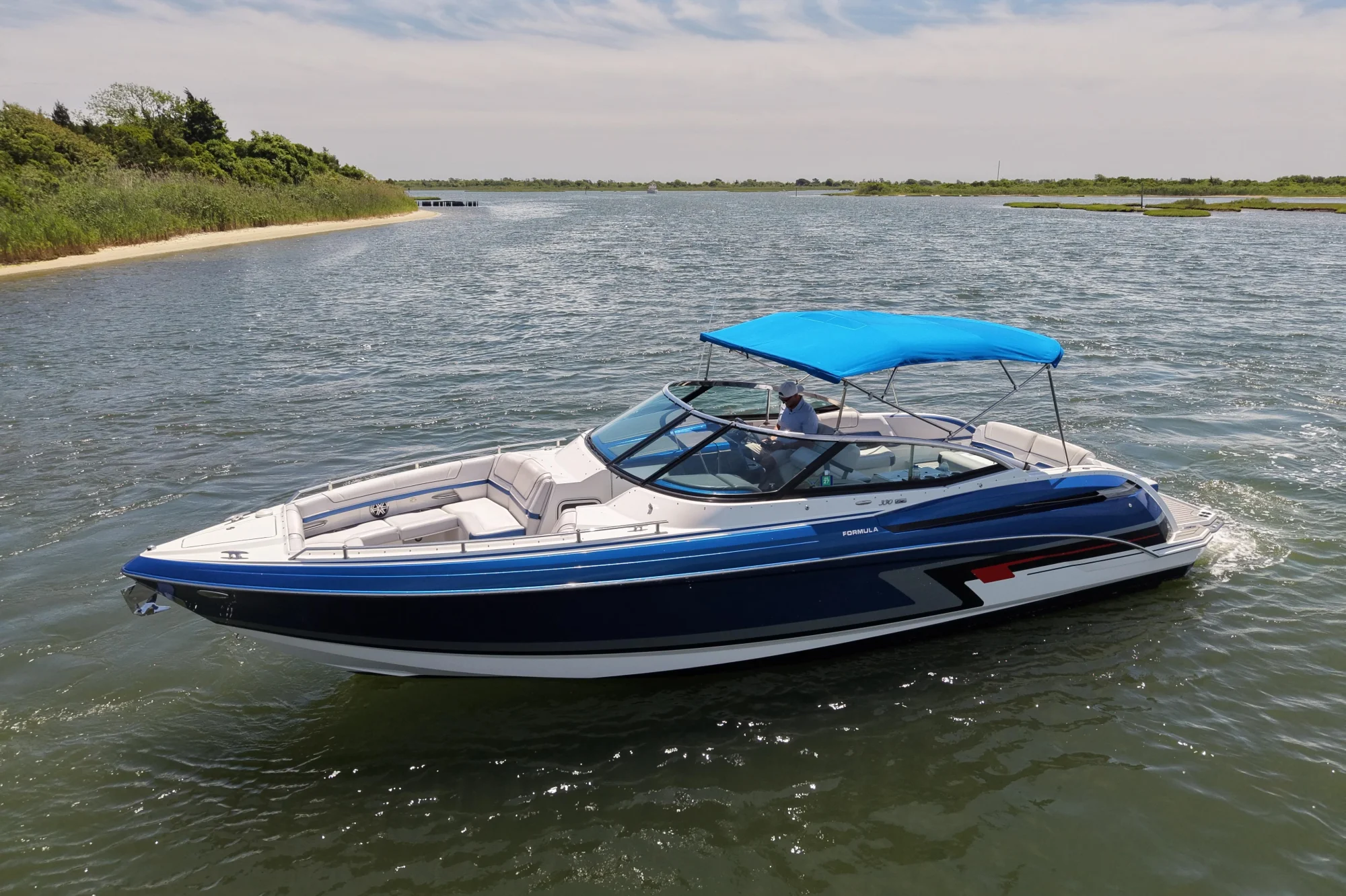 2018 Formula 330 Crossover Bowrider I/O - Image 3