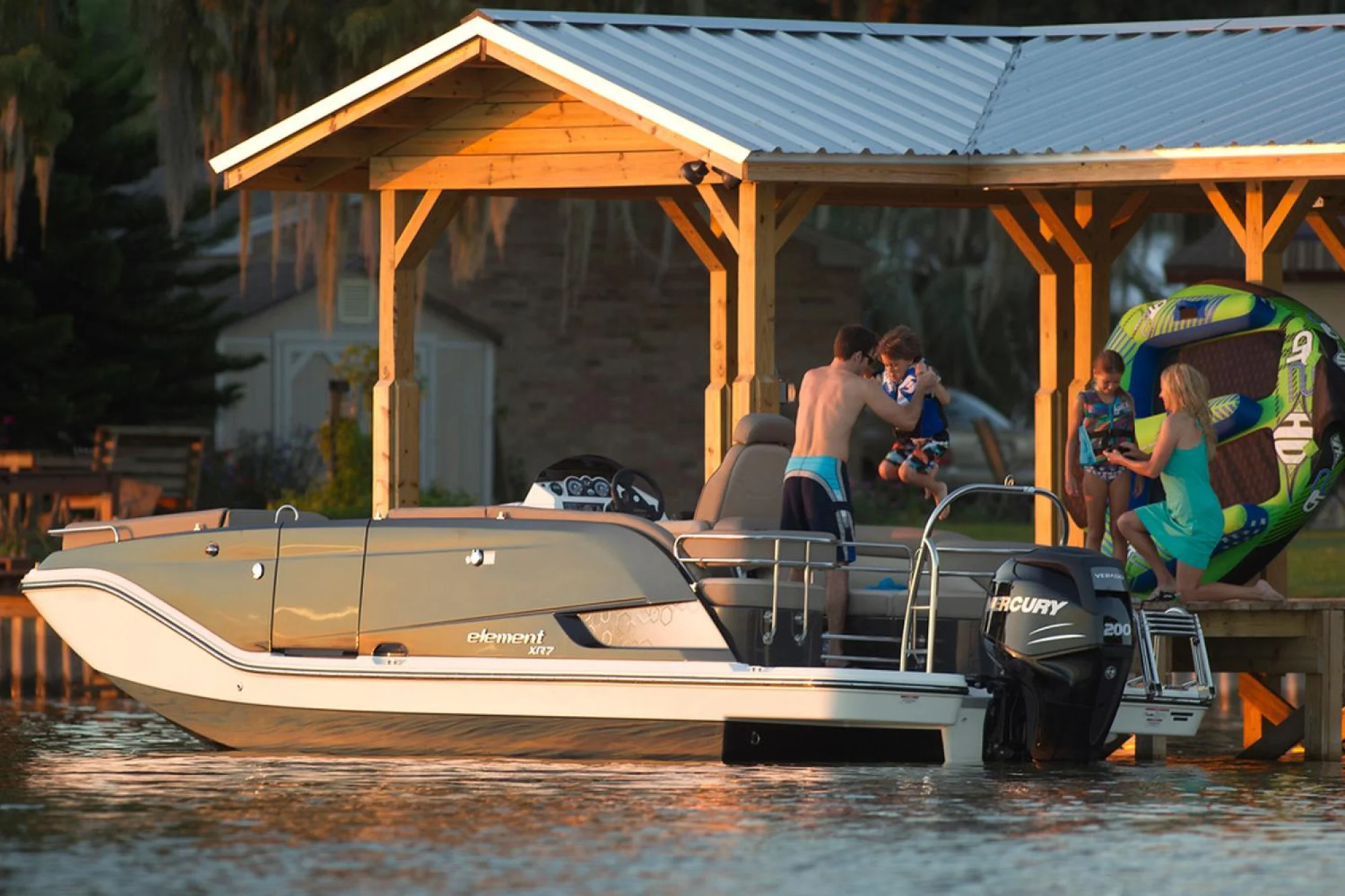 Bayliner Element XR7 - Main Image