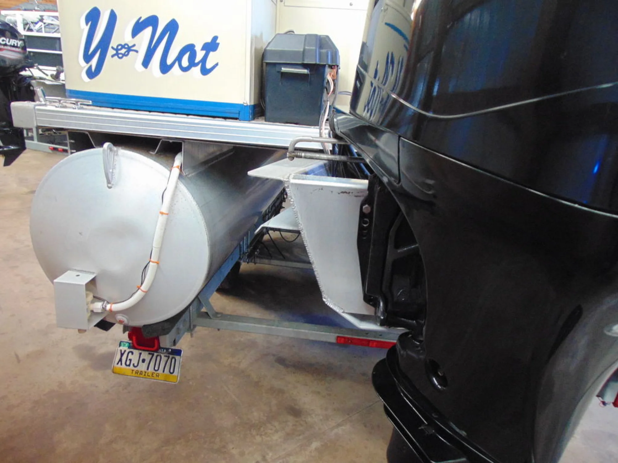 Bentley 220 Fish Pontoon - Image 5