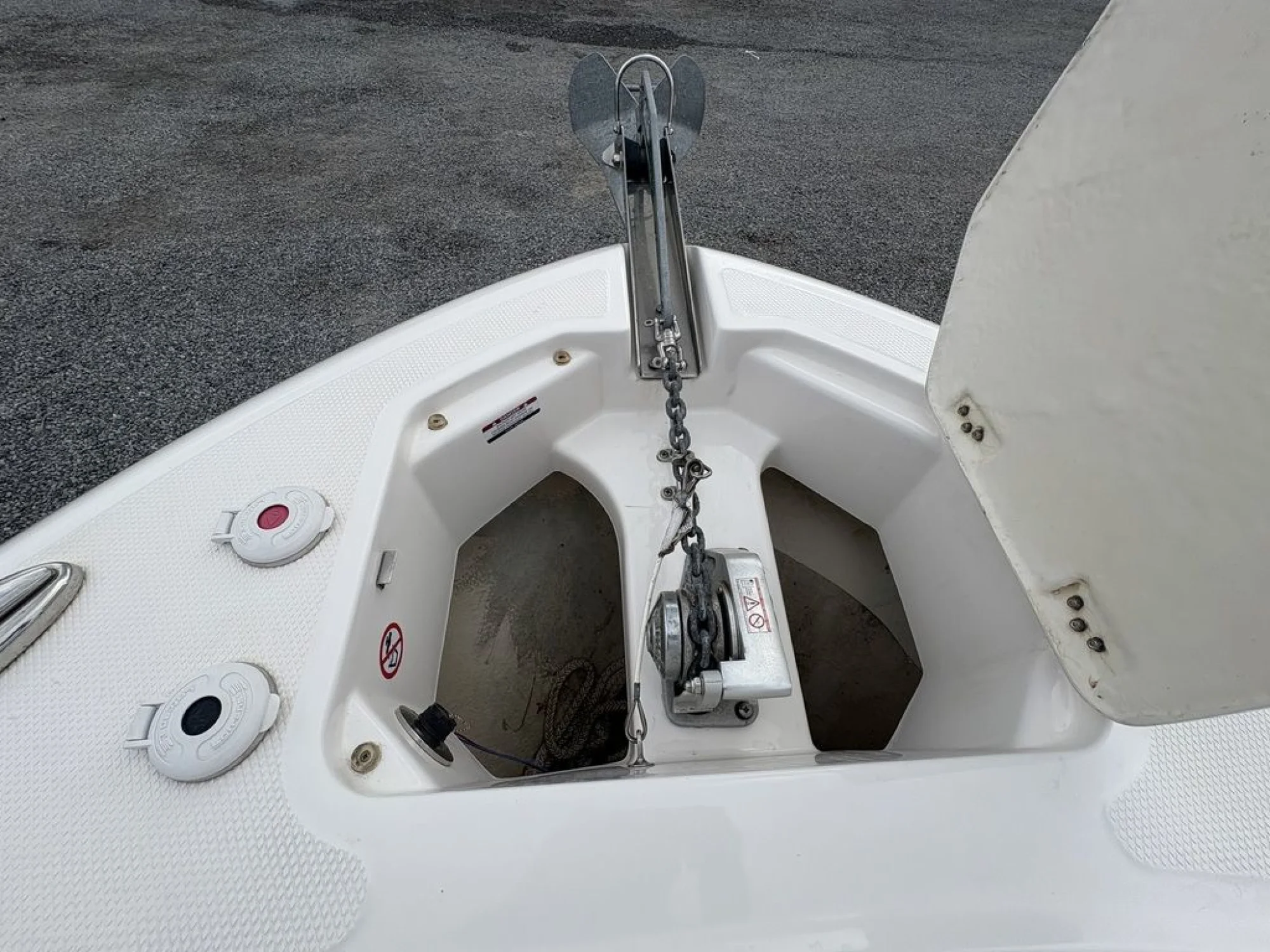 2022 Robalo R242EX - Image 3