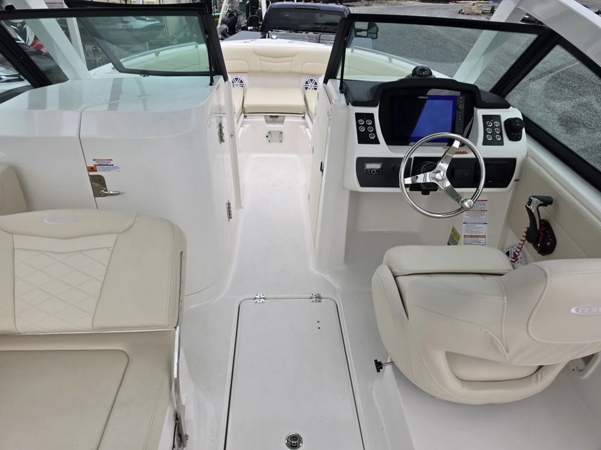 2027 Robalo R237 - Image 5
