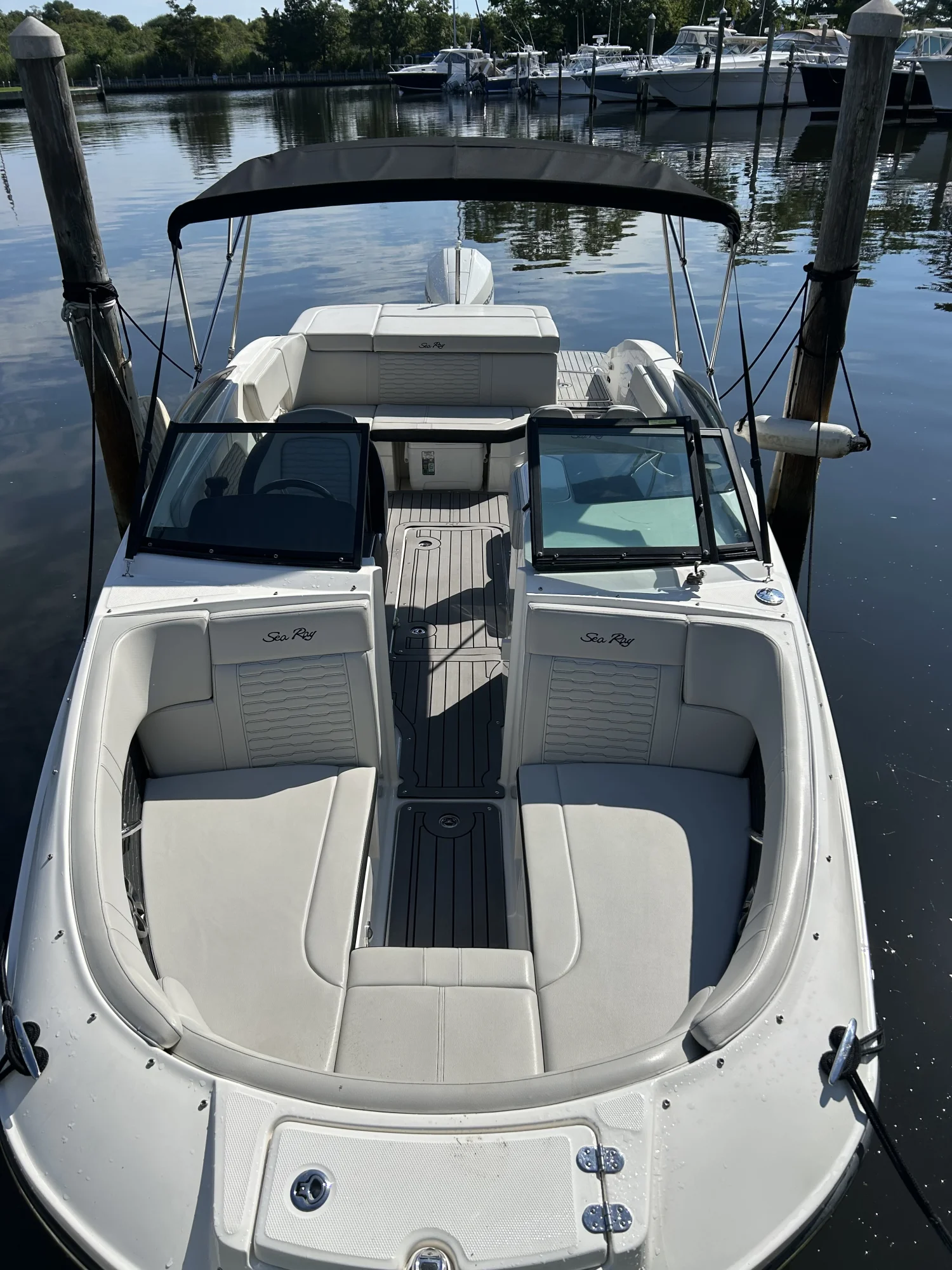 2021 Sea Ray SPX 230 Outboard - Image 2