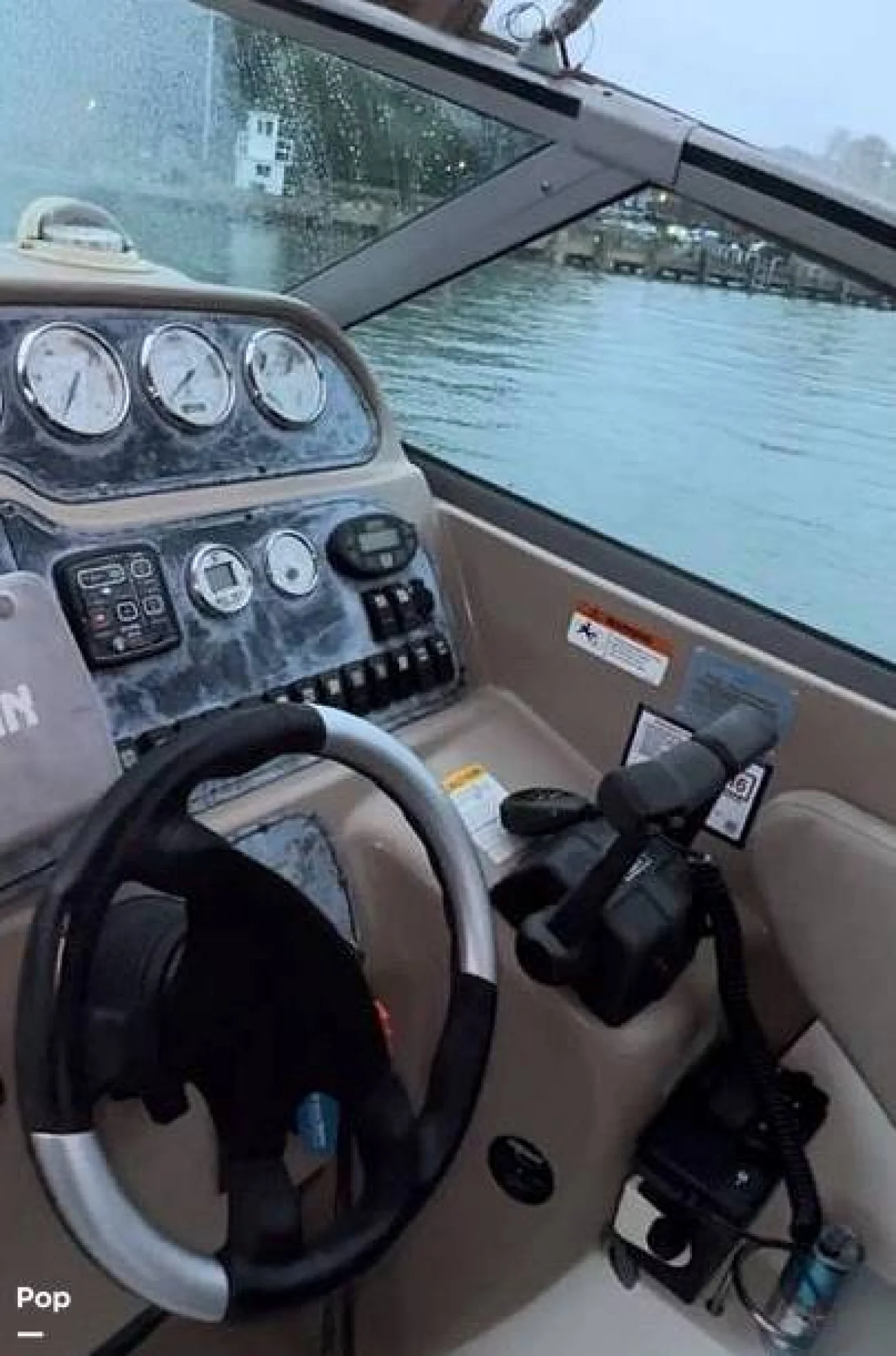 2005 Larson Cabrio 290 - Image 4