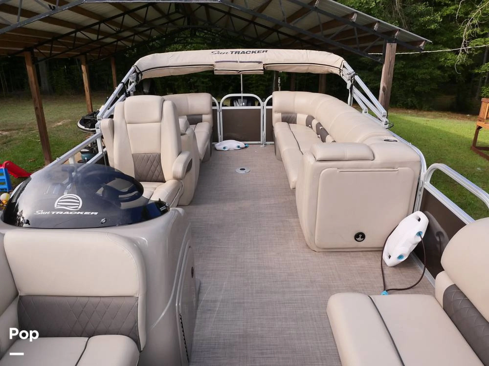 2020 Sun Tracker Party Barge 22 DLX - Image 2