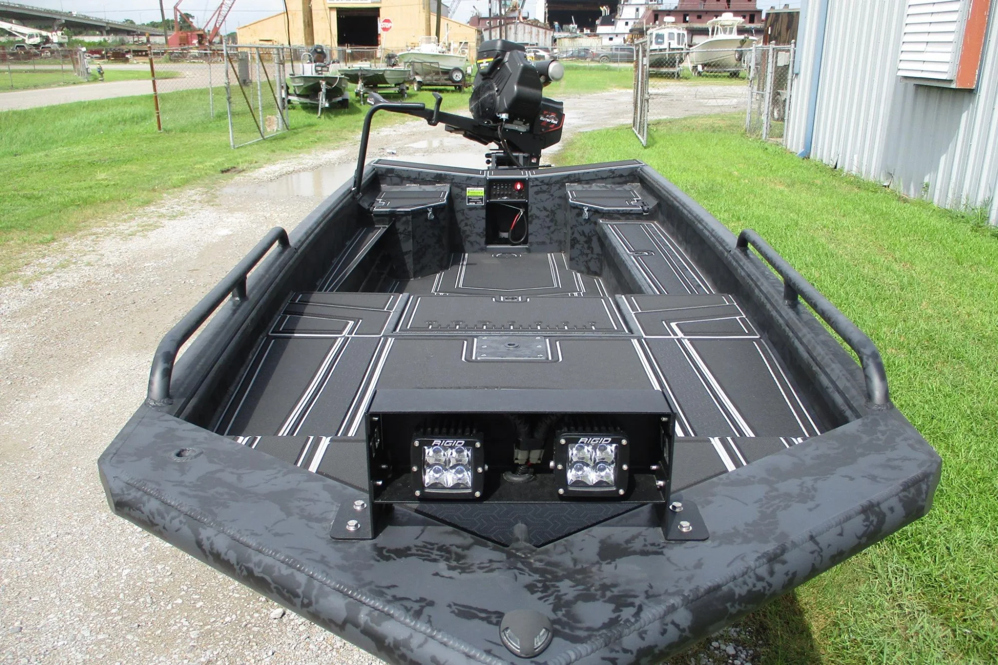 2026 Gator Tail 1750 MID DECK SAVAGE - Image 3
