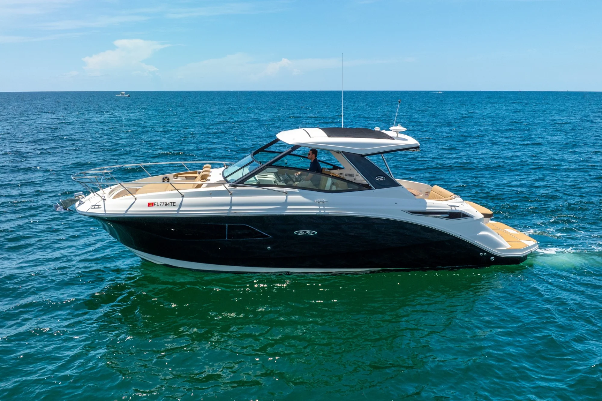 2020 Sea Ray Sundancer 320 - Image 5
