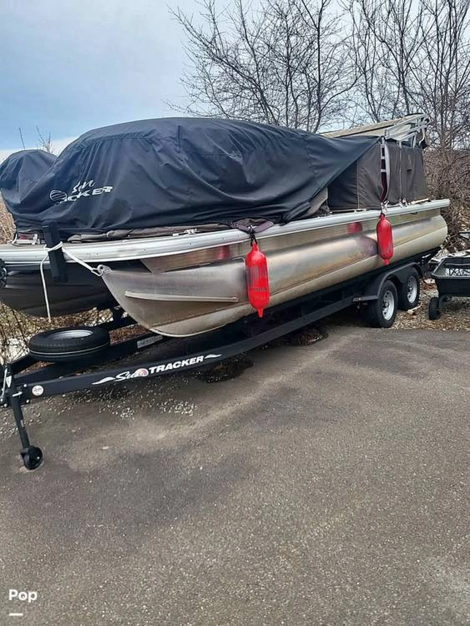 2024 Sun Tracker Party Barge 20 DLX - Image 2