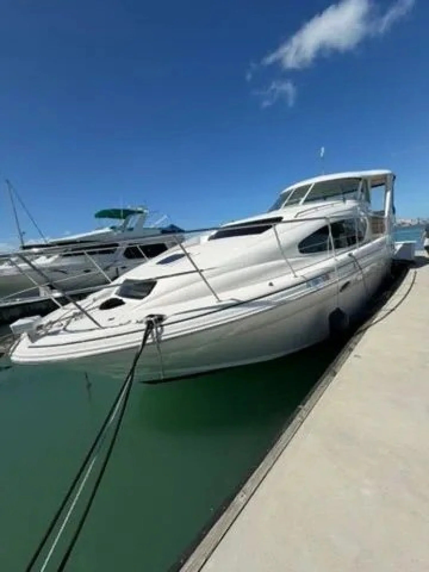 2005 Sea Ray 390 Motor Yacht - Image 2