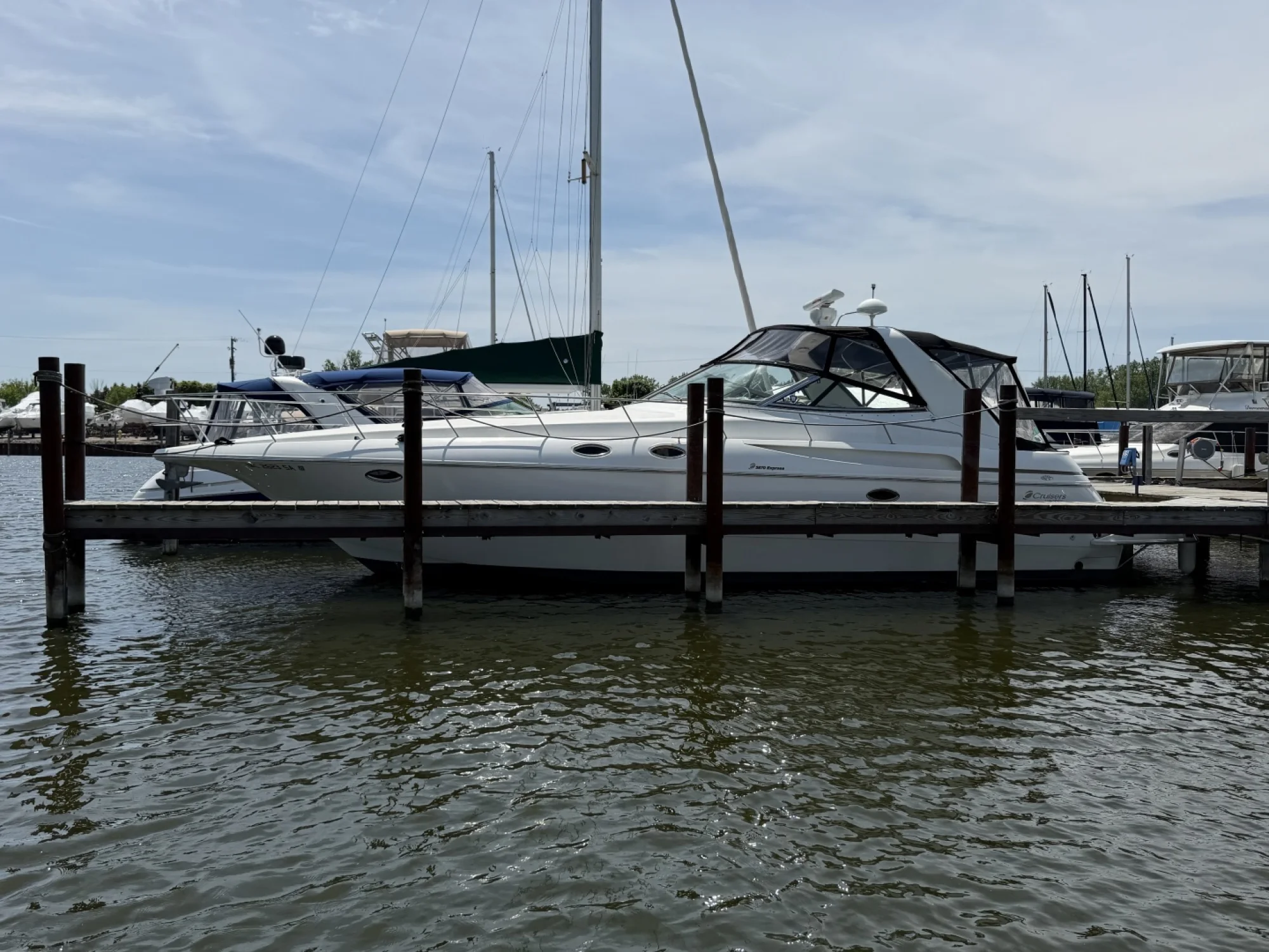 2001 Cruisers Yachts 3780 Express