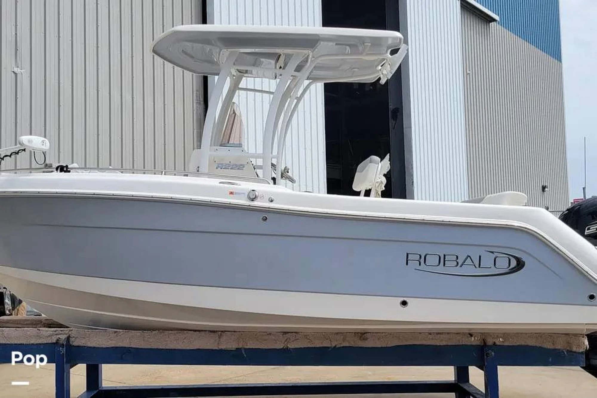 2022 Robalo R222
