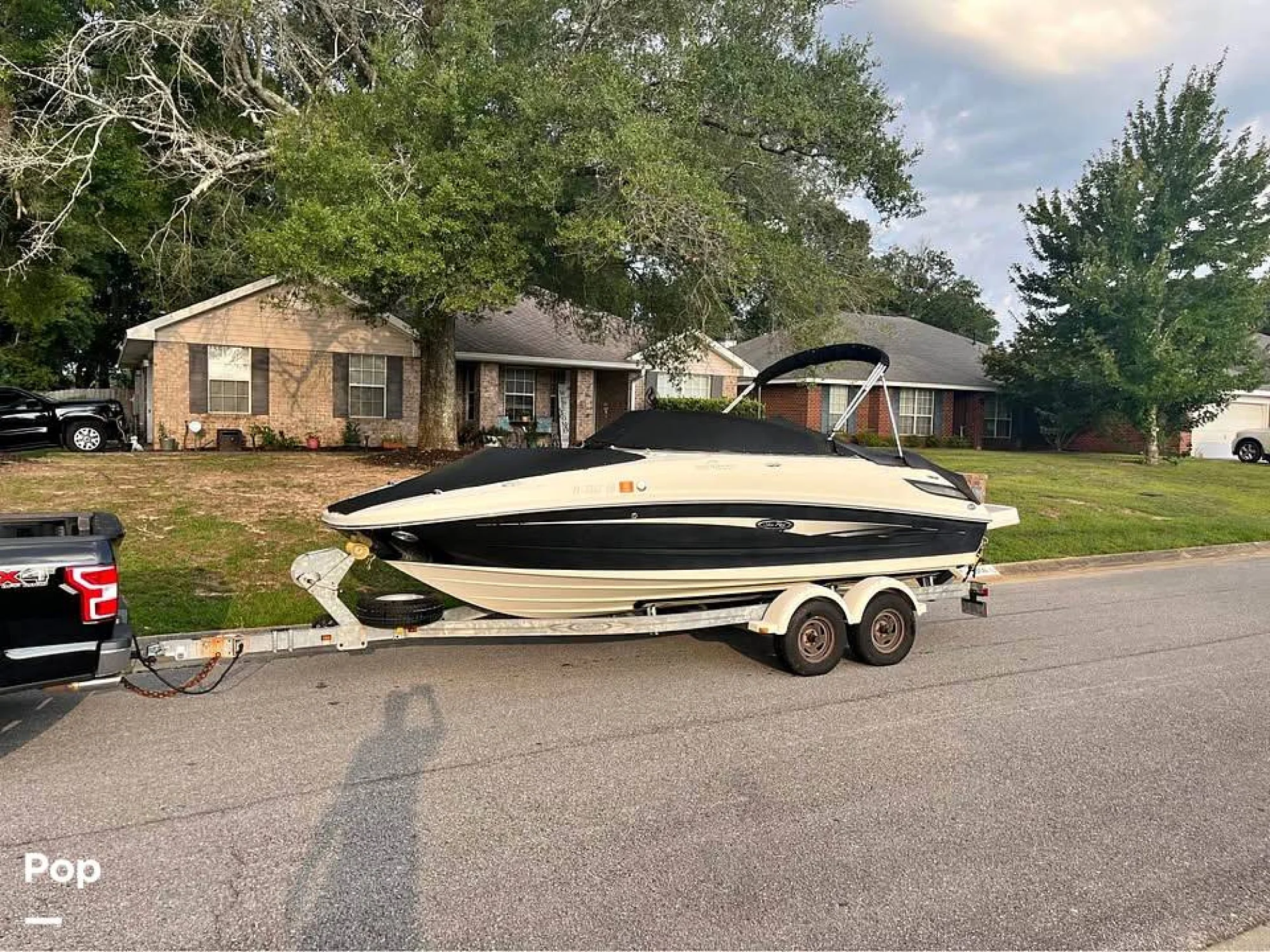 2010 Sea Ray 220 Sundeck - Main Image