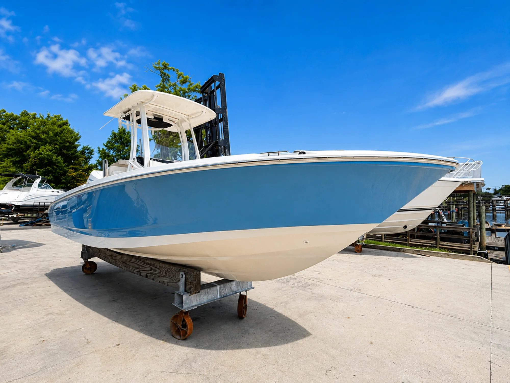 2027 Boston Whaler 250 Dauntless - Image 3
