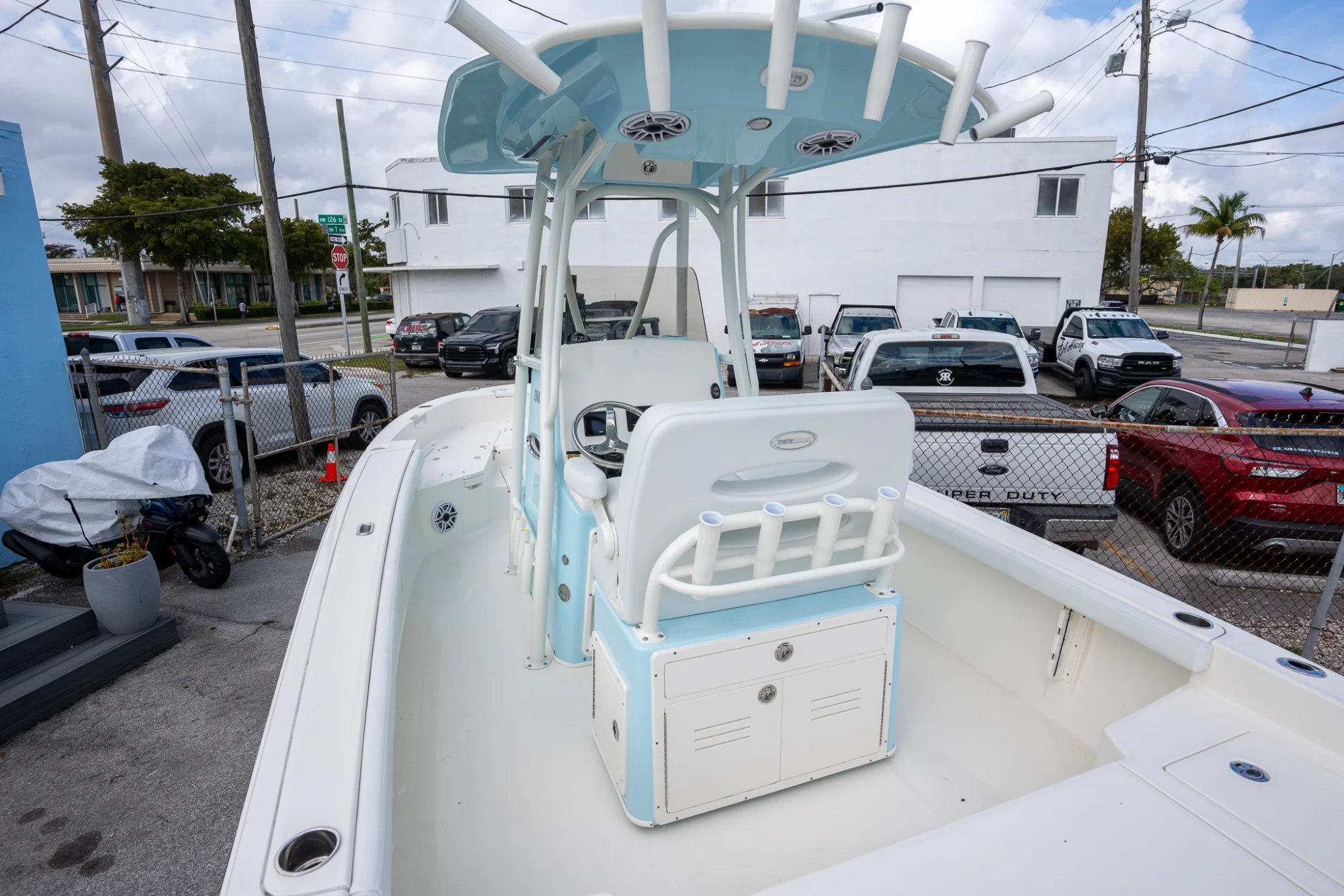 2025 PATHFINDER BOATS 2400 TRS - Image 4