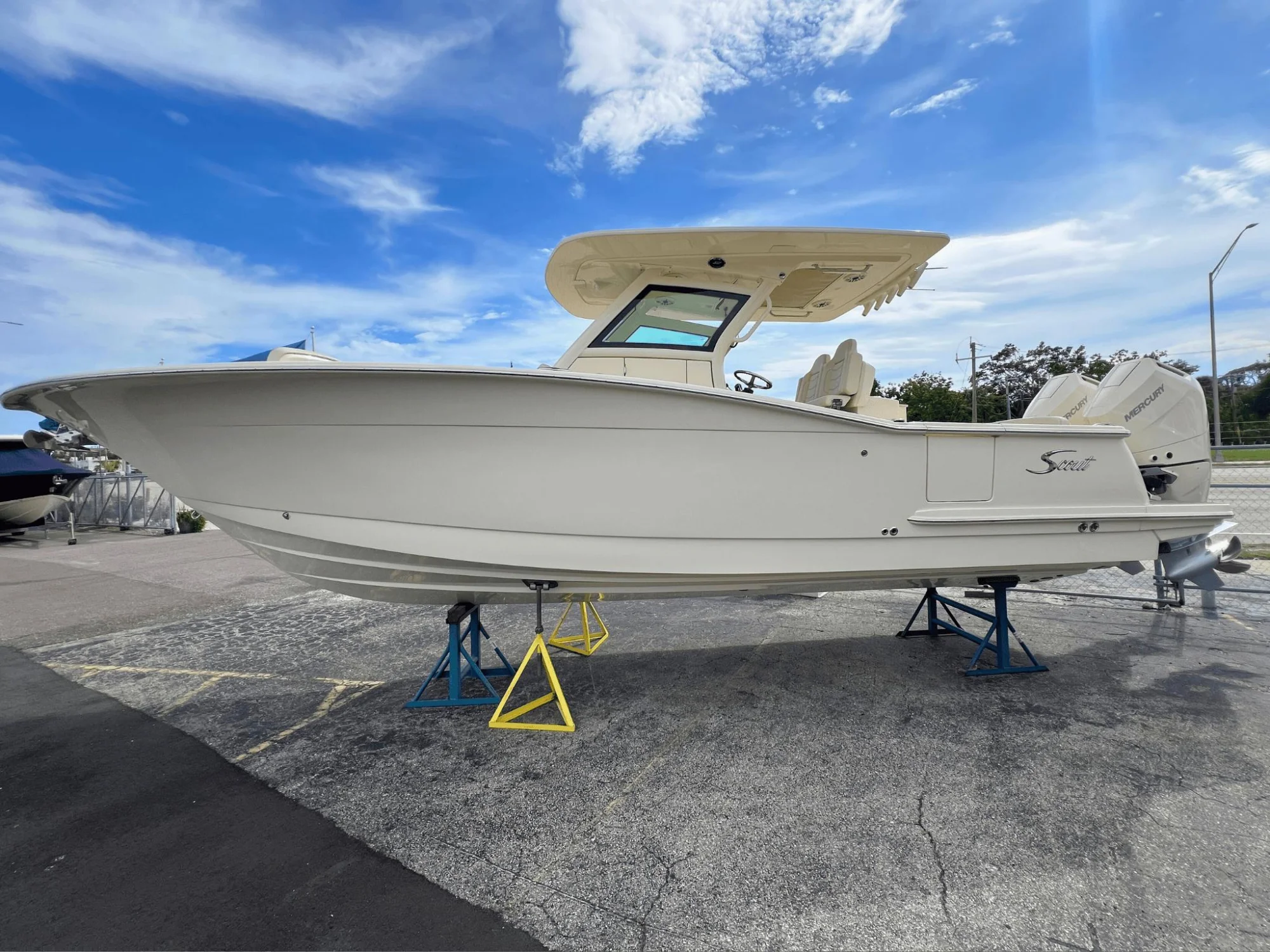 2025 Scout 305 LXF - Image 4