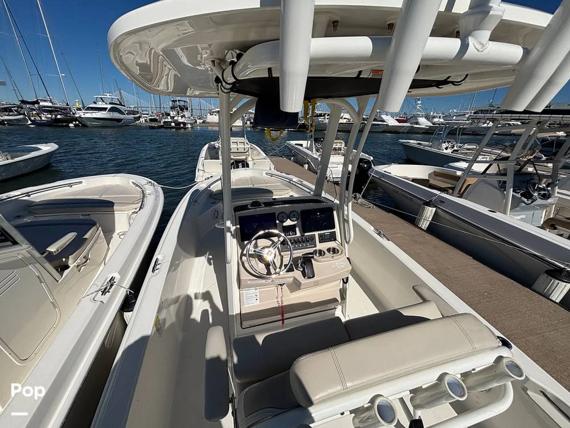 2025 Boston Whaler 220 DAUNTLESS - Image 2