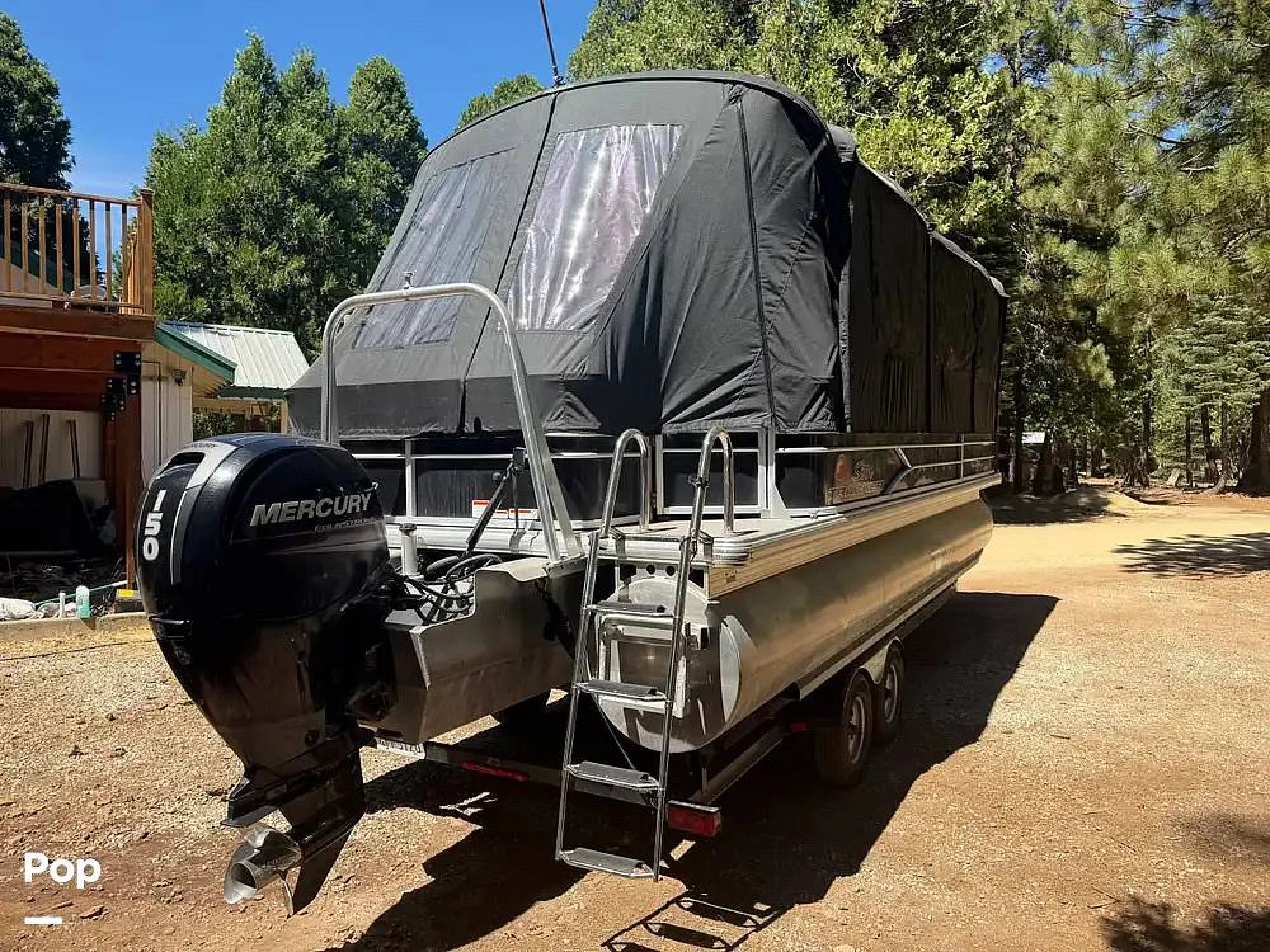 2016 Sun Tracker Fishin' Barge 24 DLX XP3 - Image 2