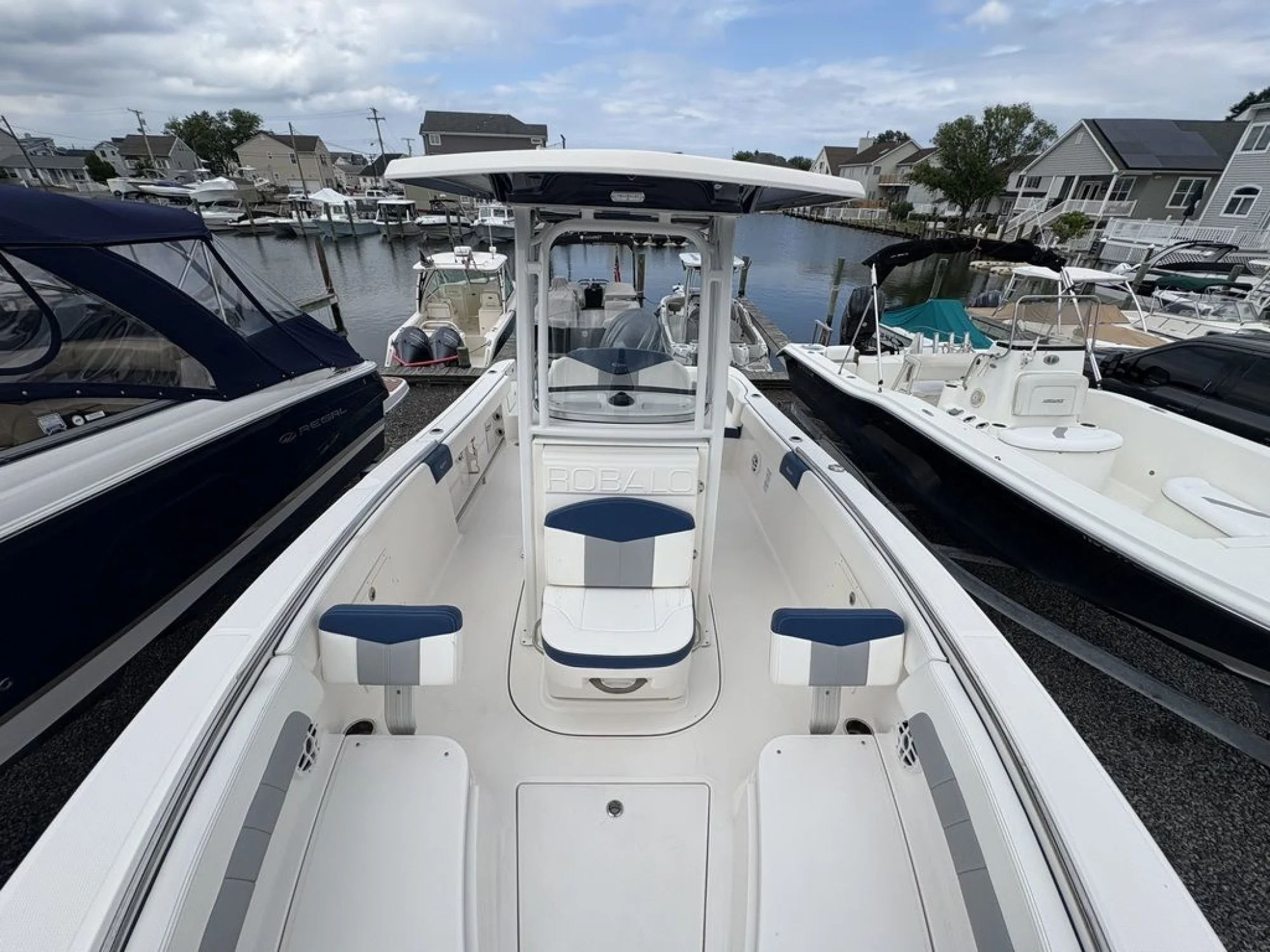 2022 Robalo R242EX - Main Image