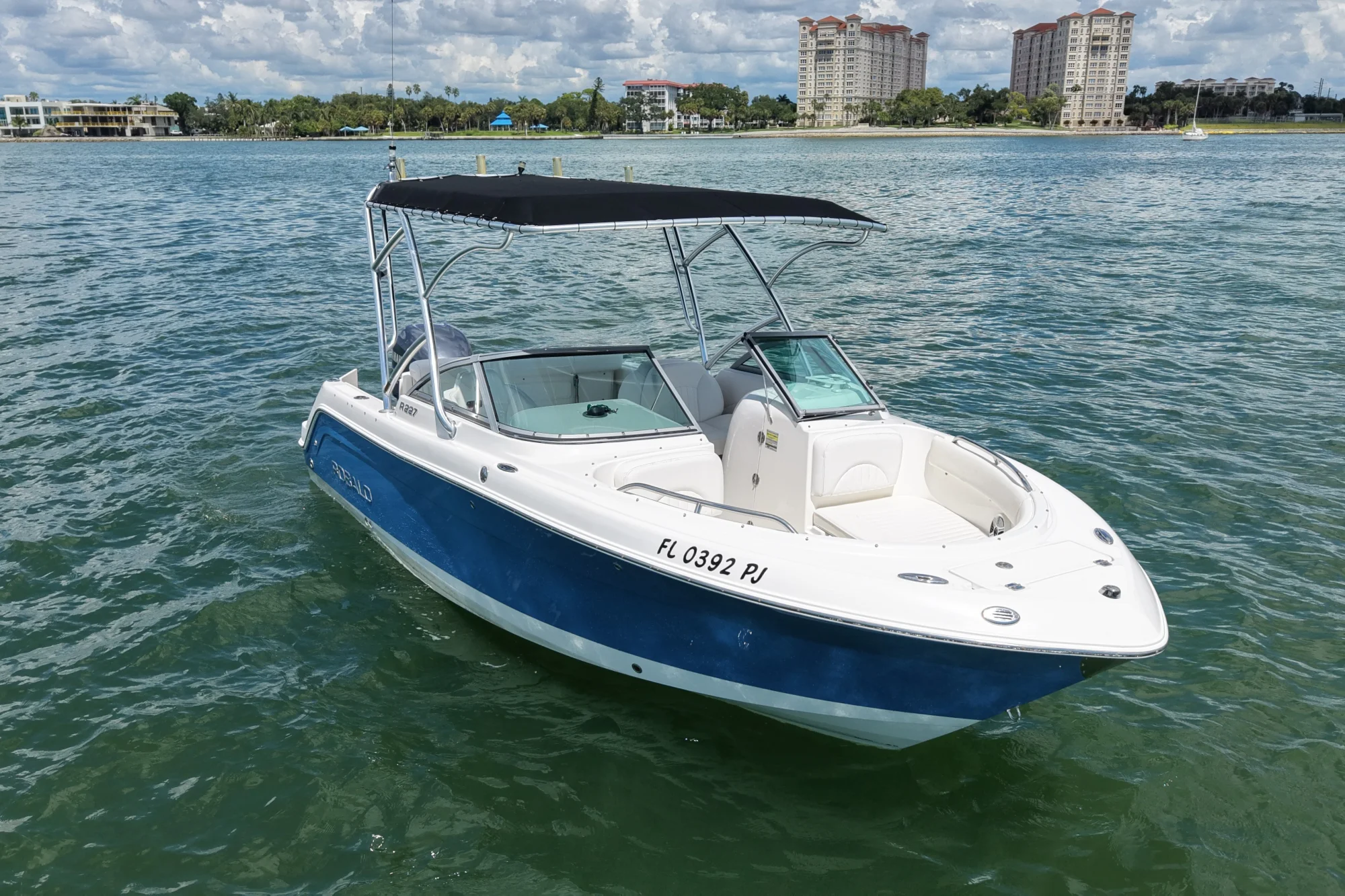 2012 Robalo R227 Dual Console - Image 3