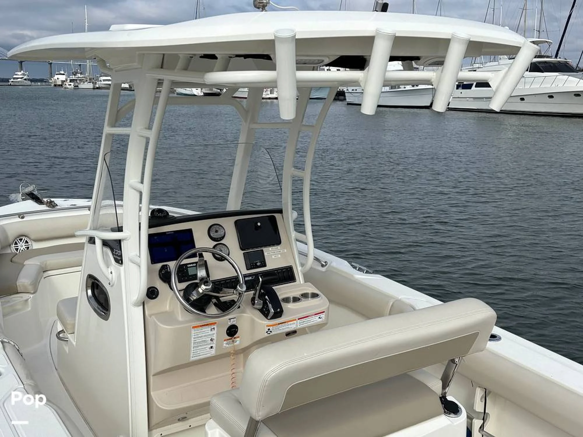 2025 Boston Whaler 230 Outrage - Image 4