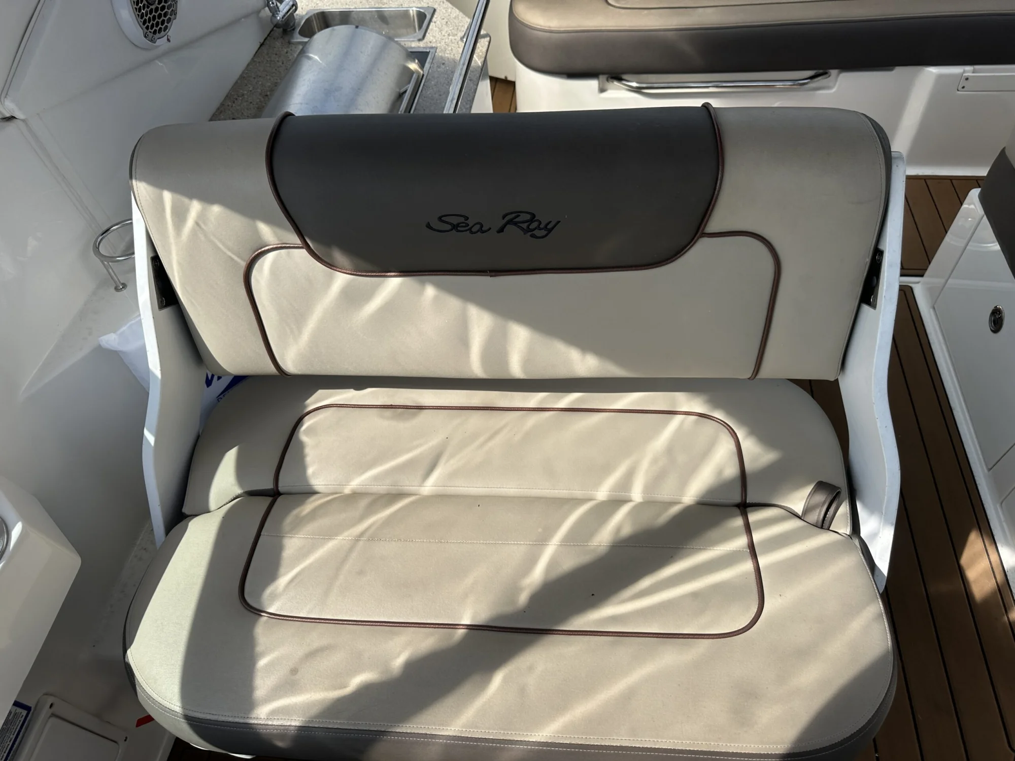 2015 Sea Ray Sundancer 310 - Image 3