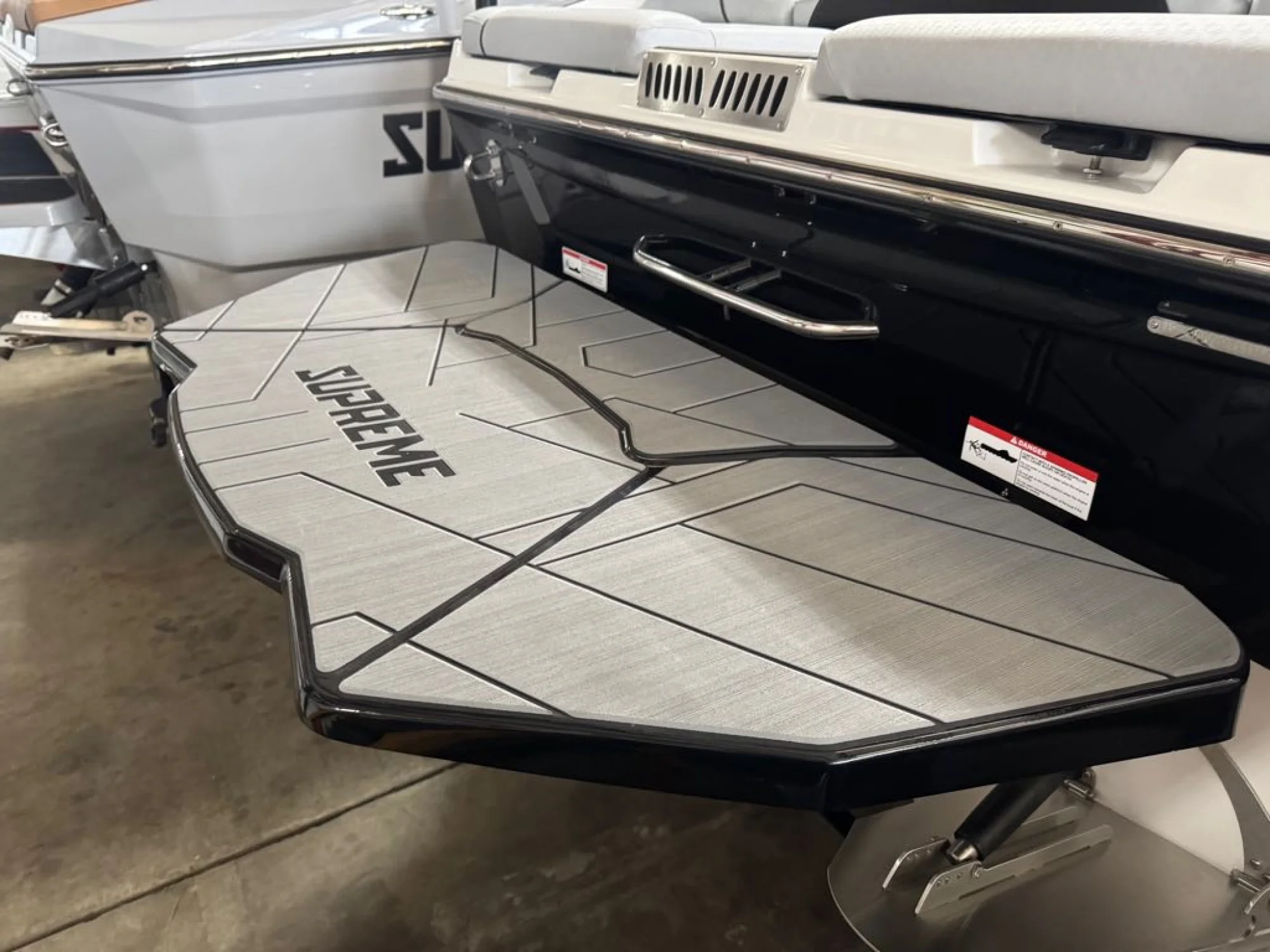 2025 Supreme S220 - Image 3