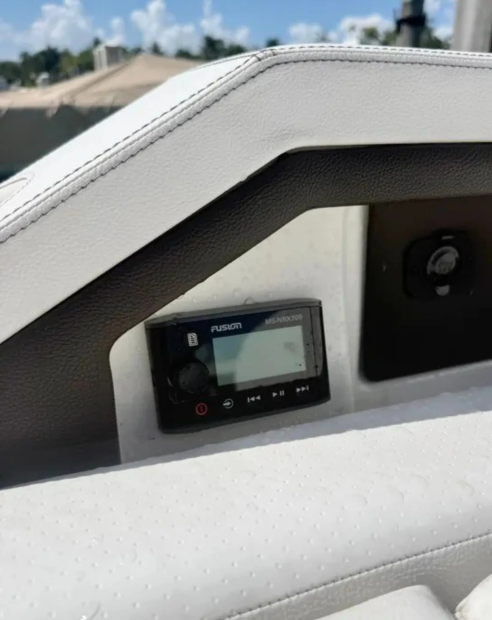 2023 Sea Ray SLX 310 Outboard - Image 5