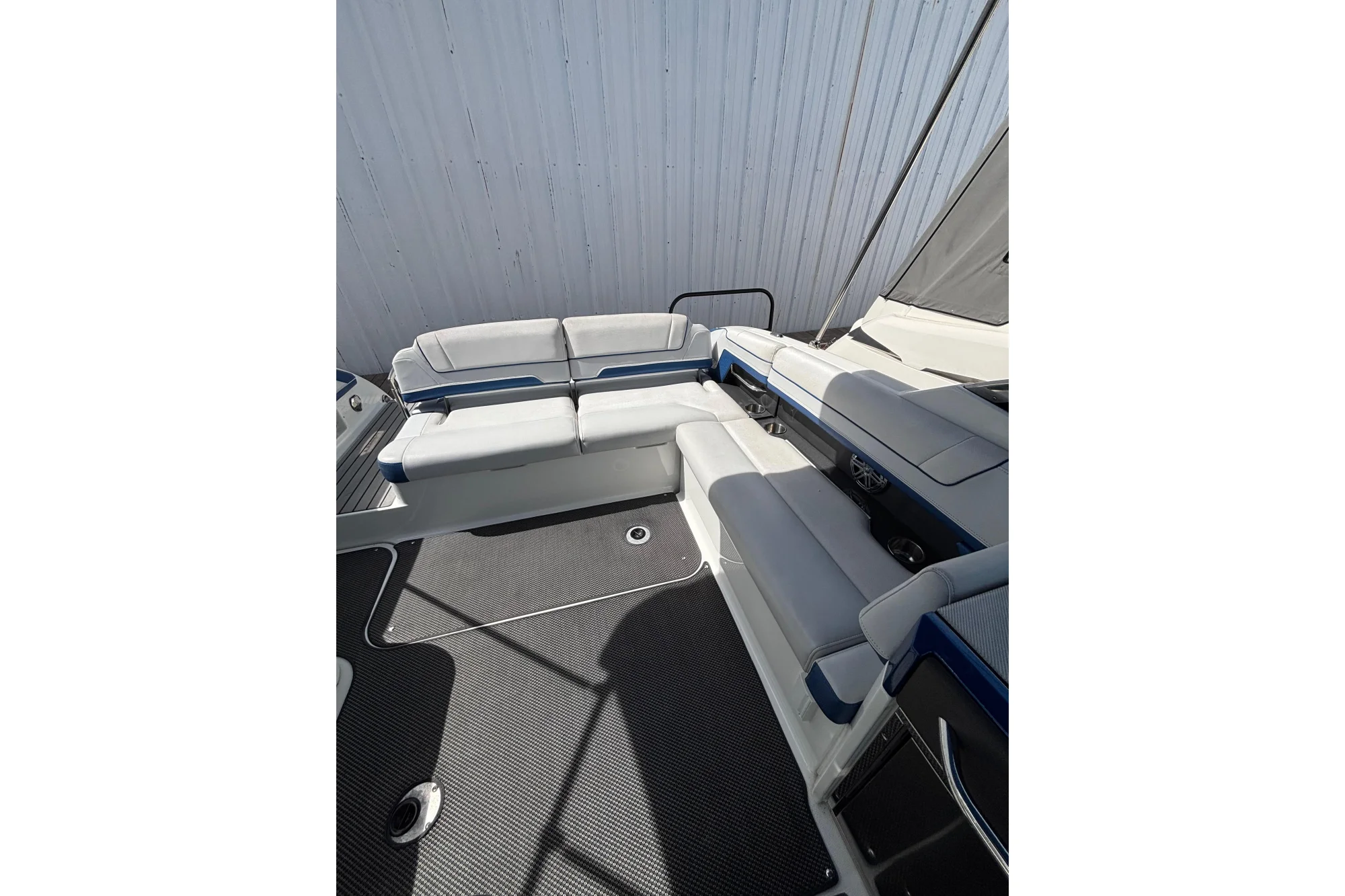 2018 Formula 330 Crossover Bowrider I/O - Image 5