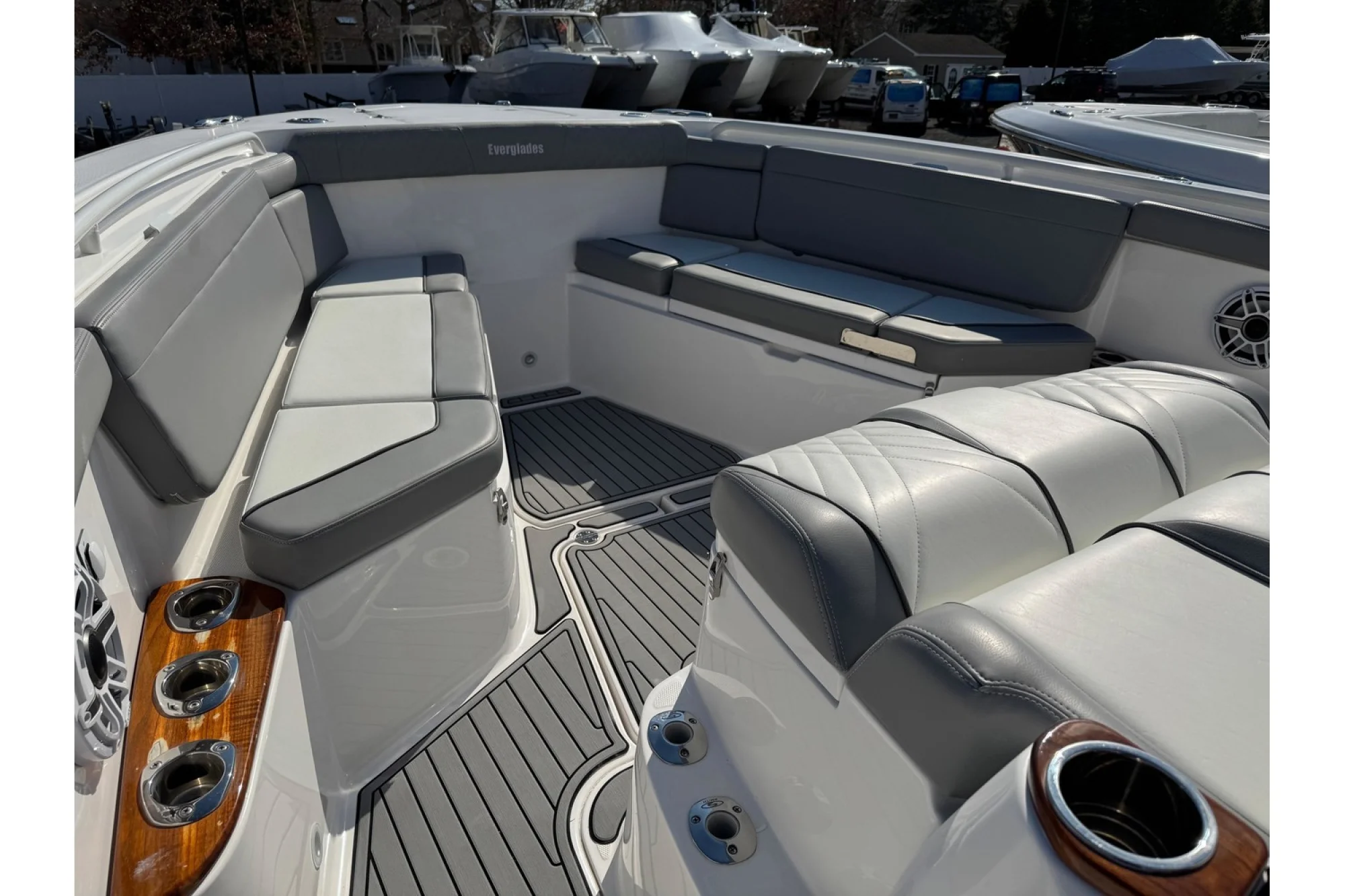 2022 Everglades 395CC - Image 5