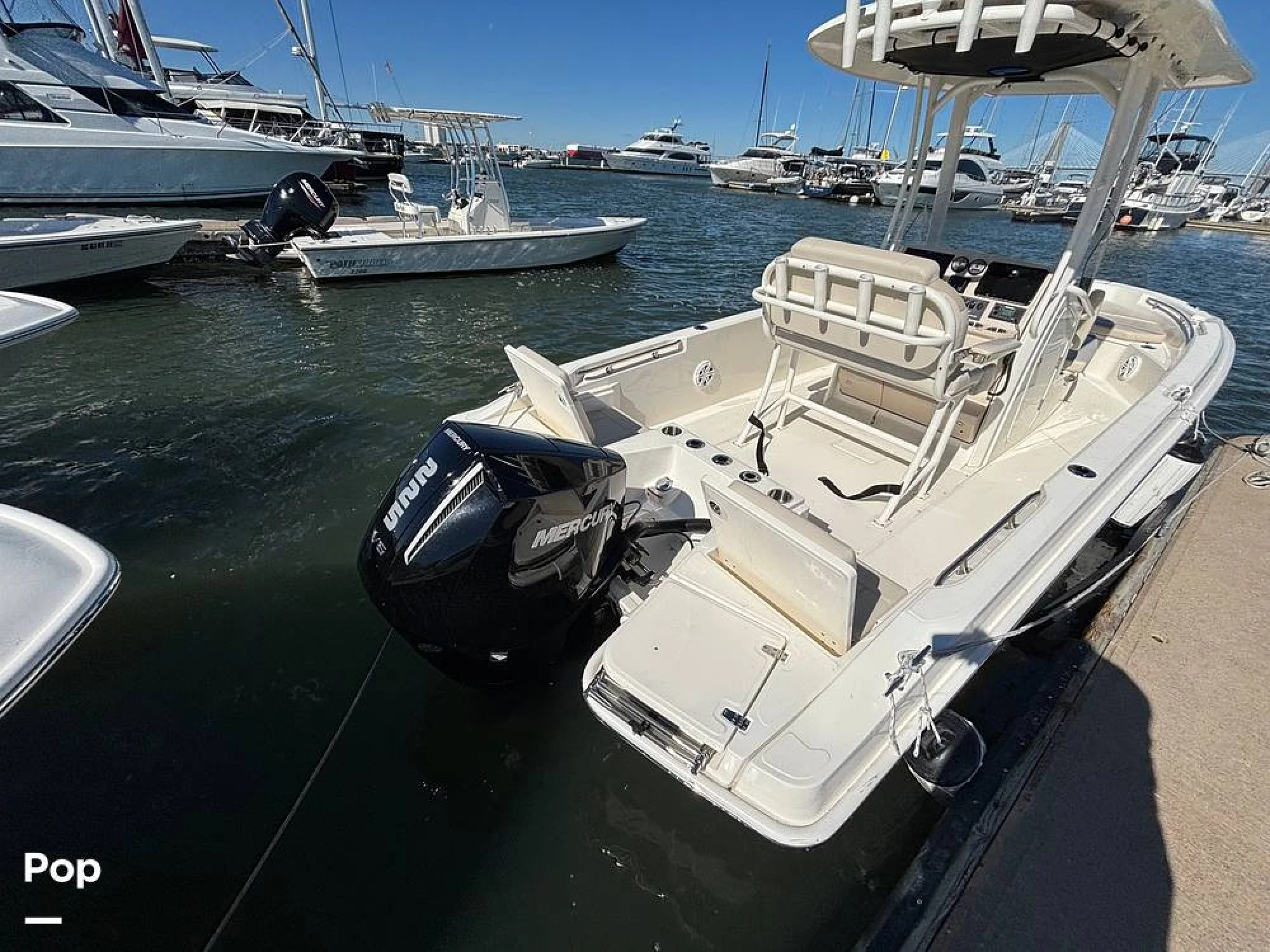 2025 Boston Whaler 220 DAUNTLESS - Main Image