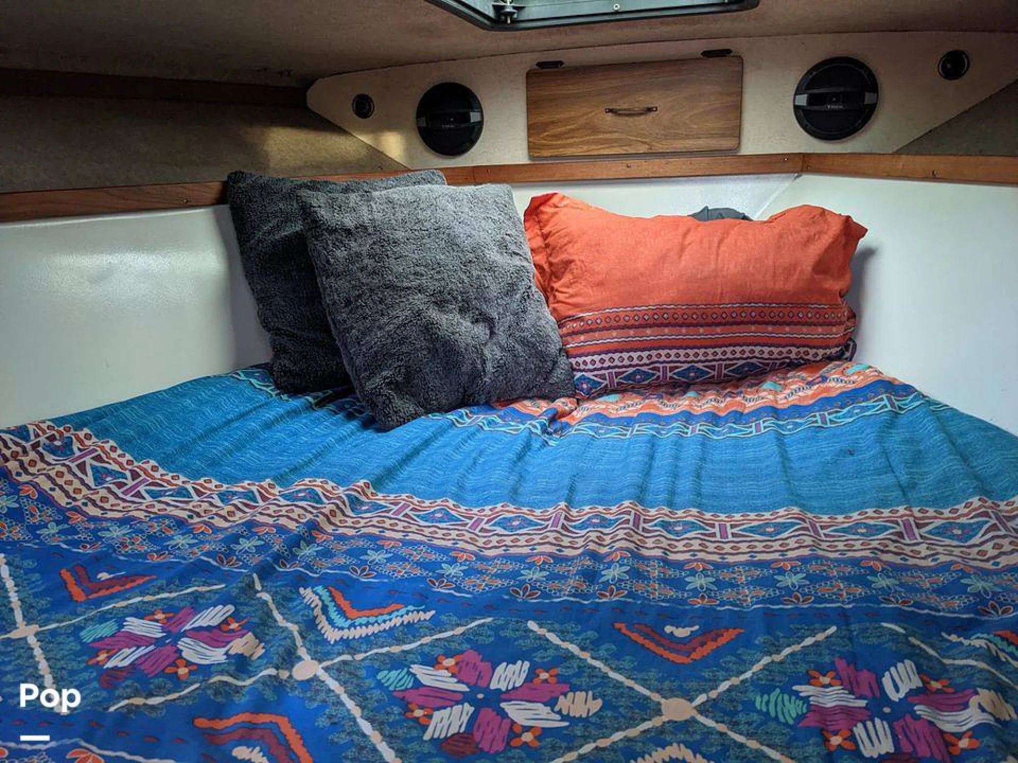 1982 Carver Santa Cruz 2667 Cabin Cruiser - Image 5