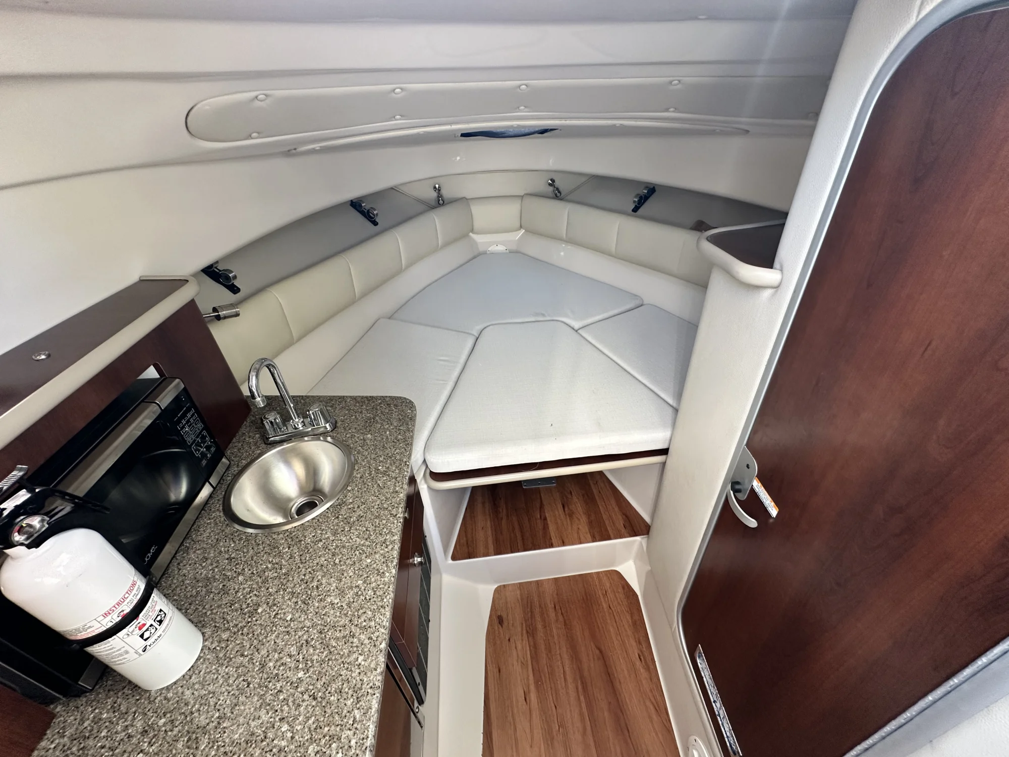 2016 Robalo R265 - Image 3