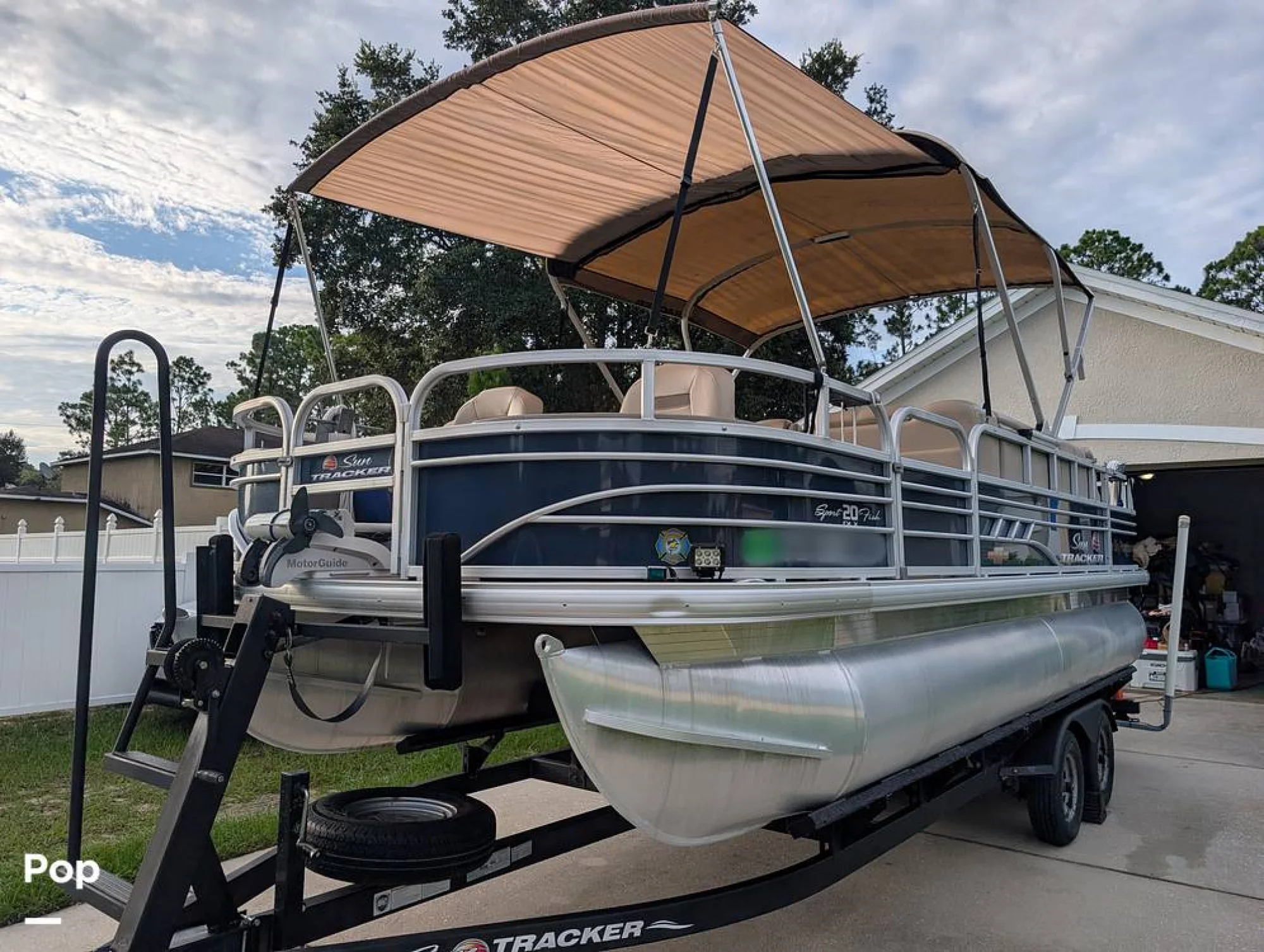 2023 Tracker Sun Tracker Fishin Barge 20 DLX - Main Image