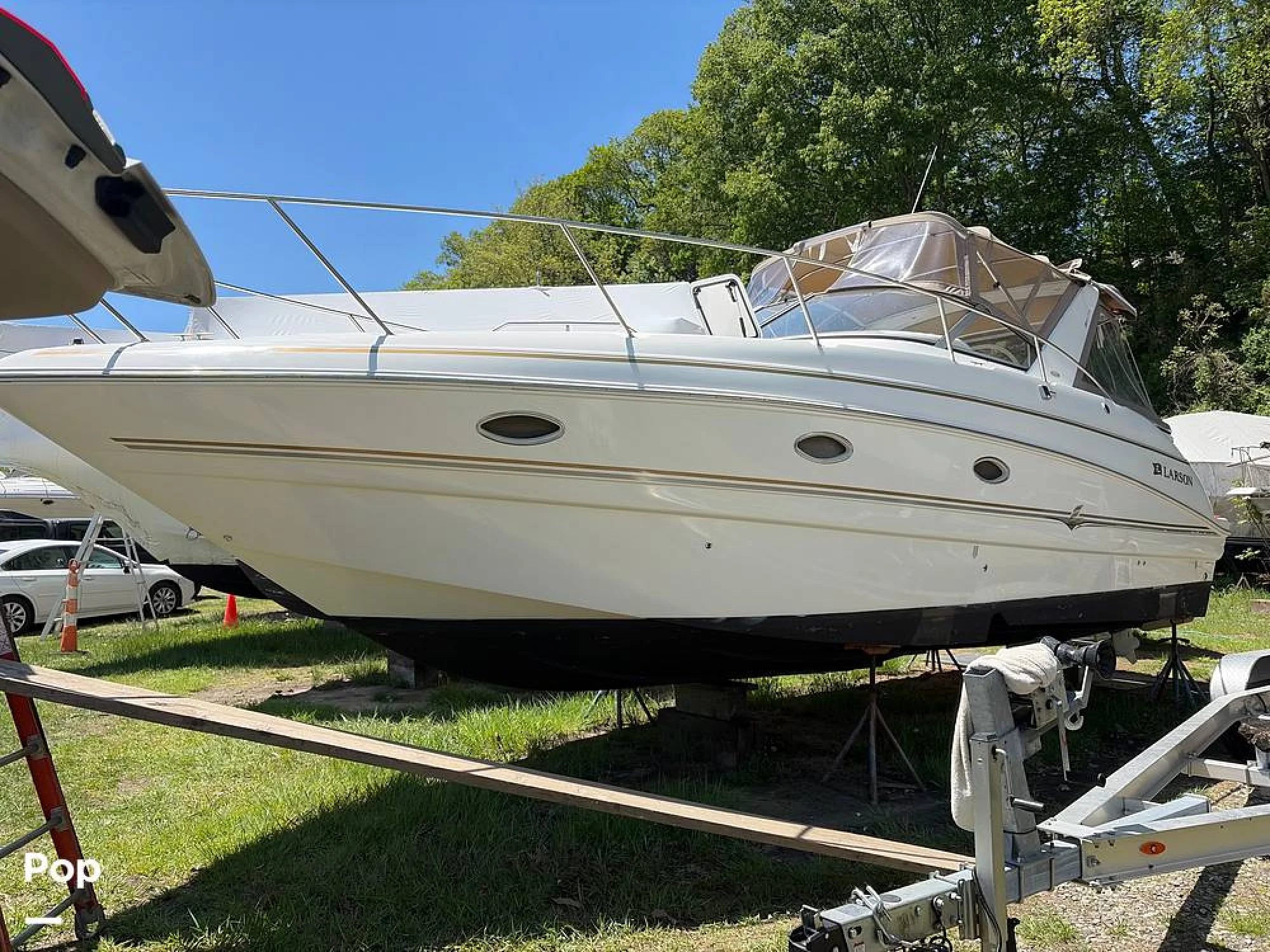 2004 Larson 330 Cabrio - Image 2