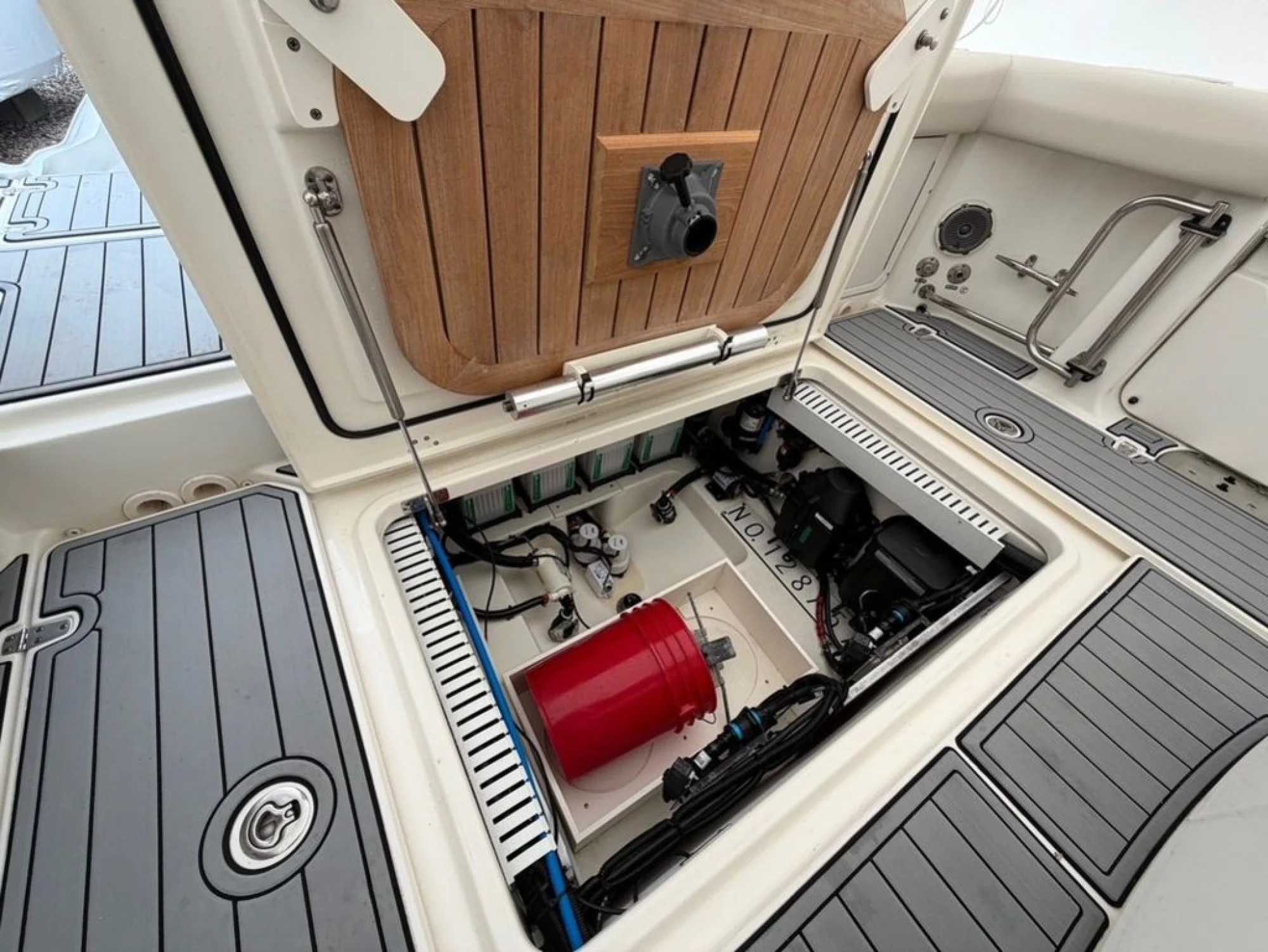 Boston Whaler 330 Outrage - Image 5