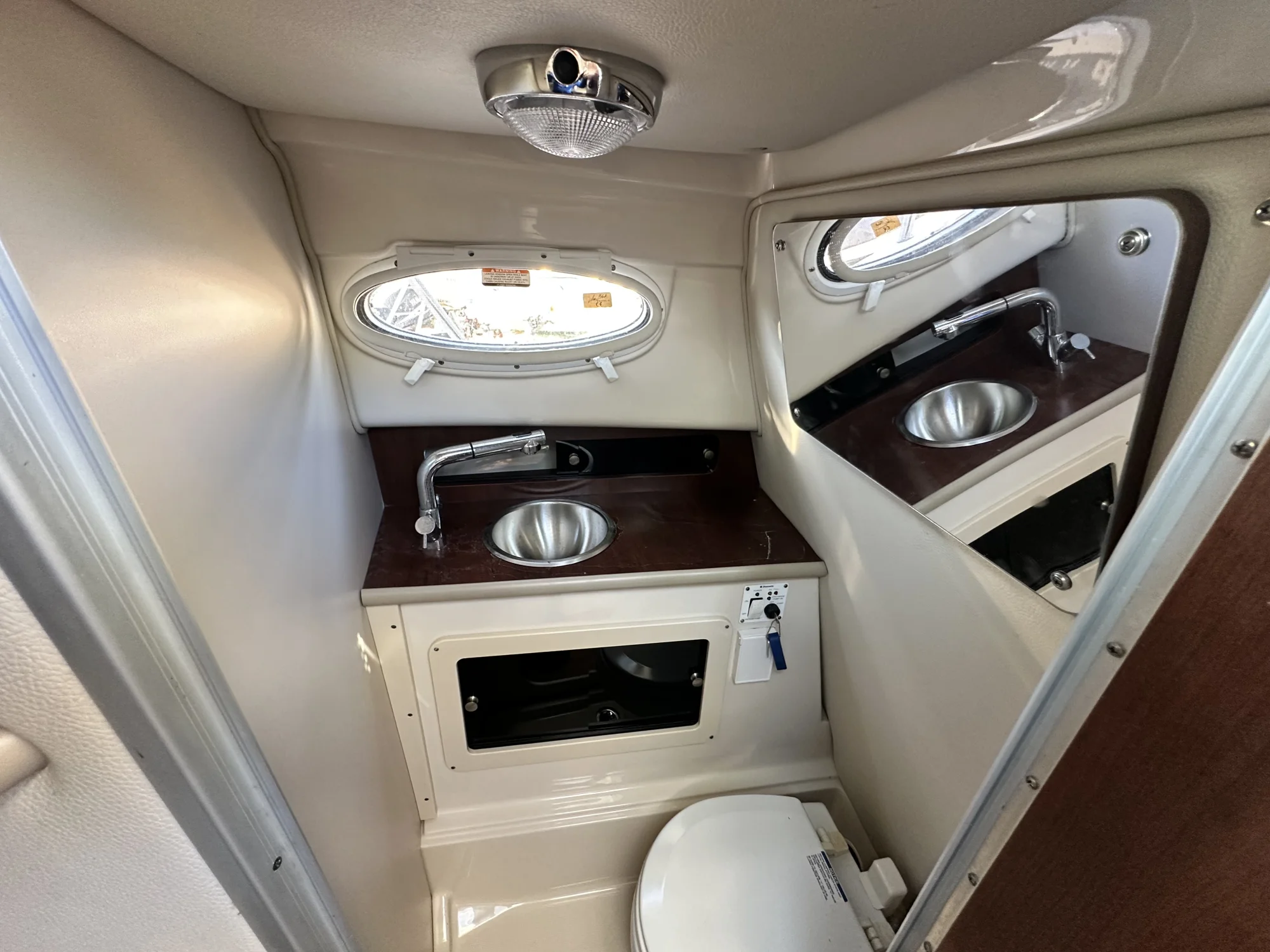 2016 Robalo R265 - Image 4