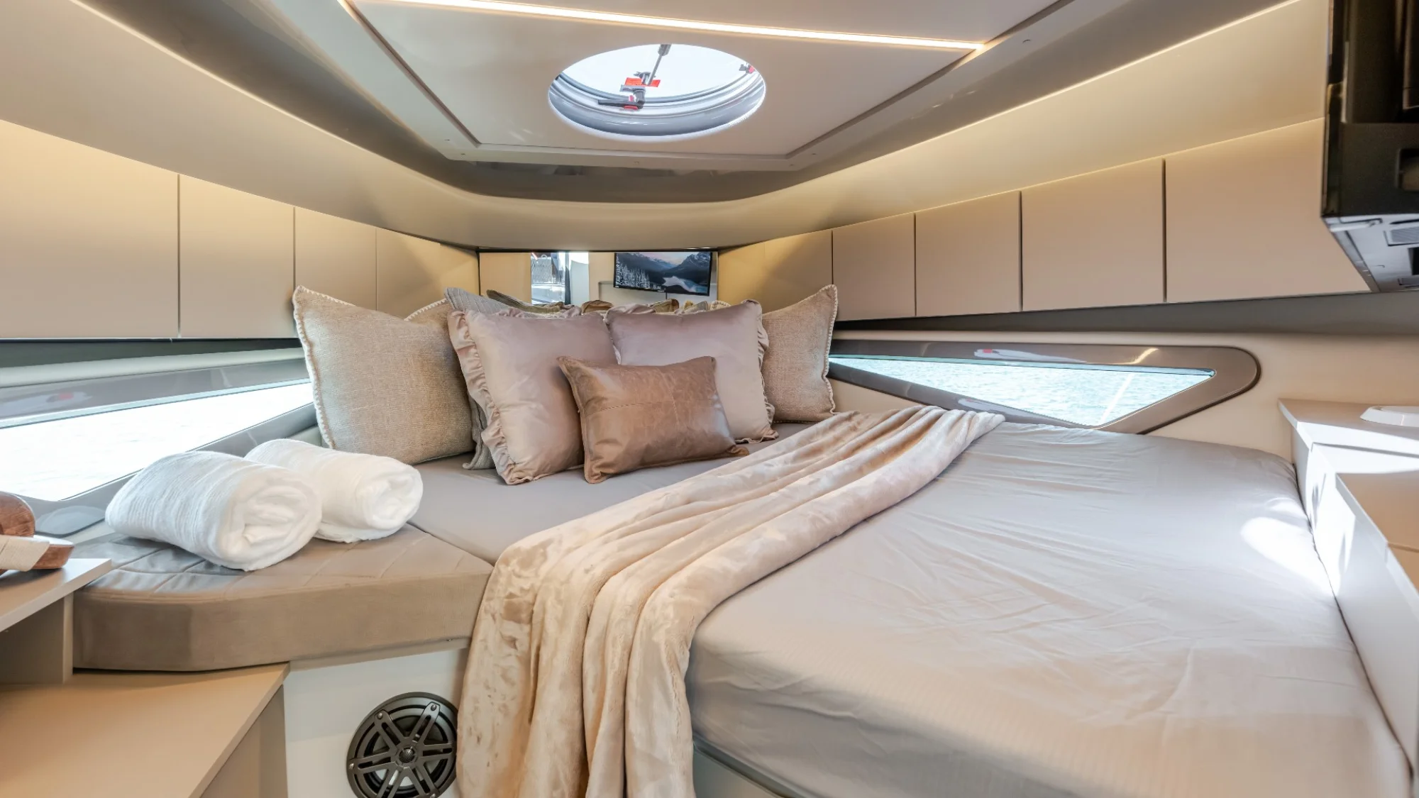 2027 Hanover 415 -Inboard - Image 5