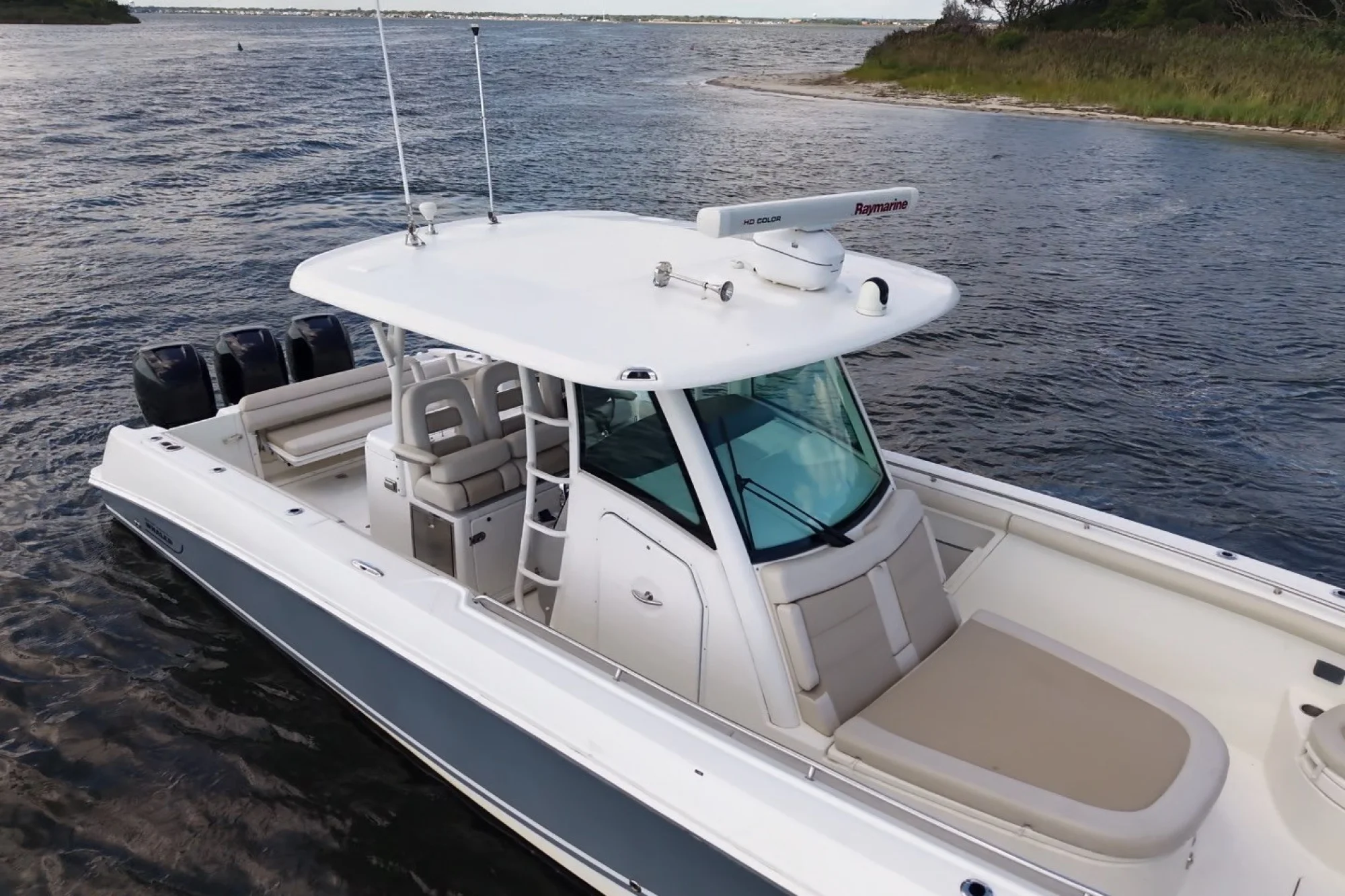 2017 Boston Whaler 350 Outrage - Image 4