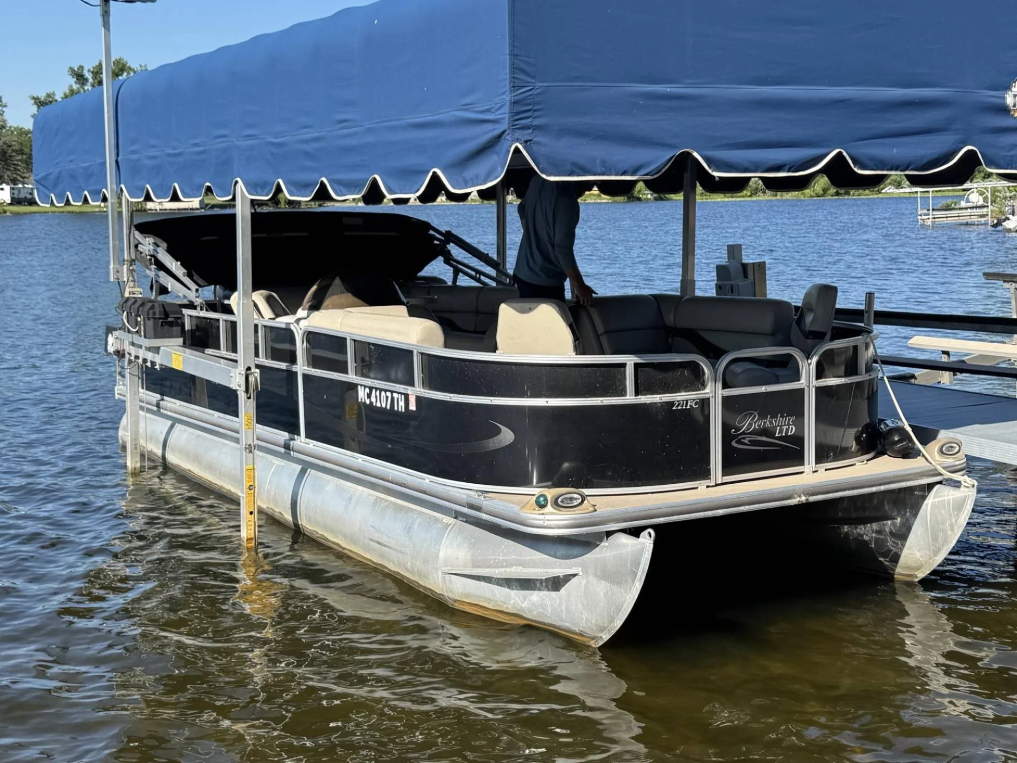 2011 BERKSHIRE PONTOON - Image 2