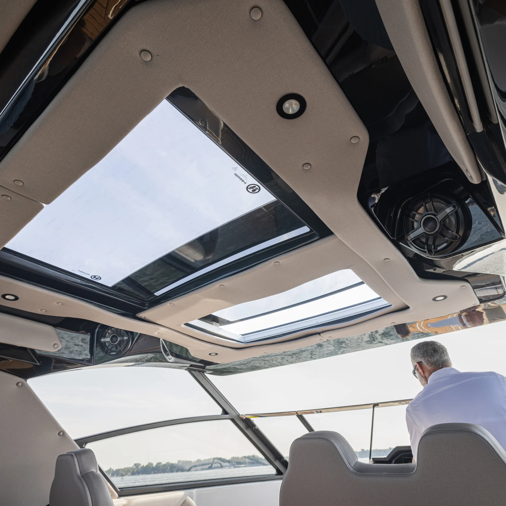 2026 Hurricane 3200 Sundeck - Image 3