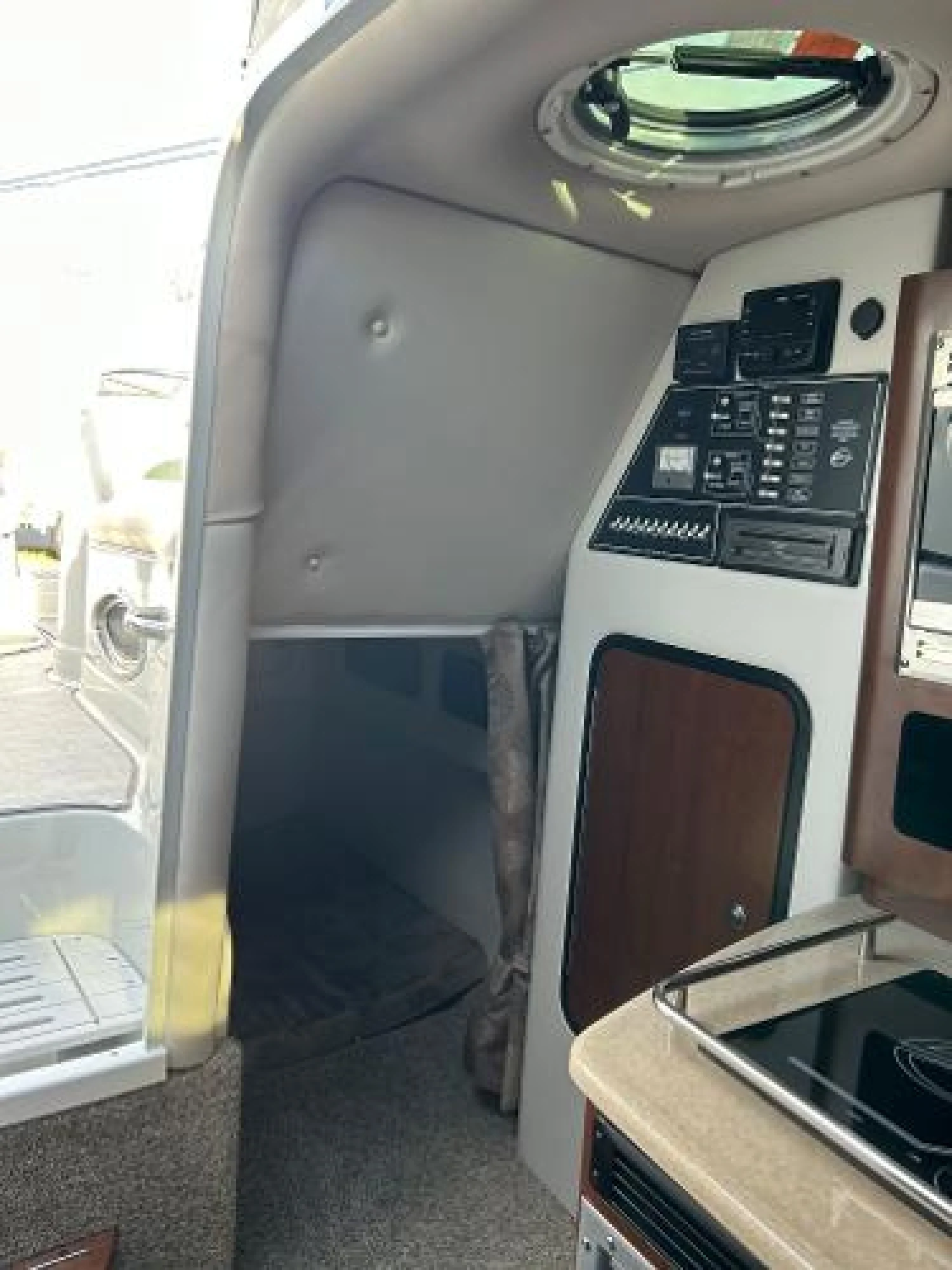 2023 Crownline 270 CR - Image 5