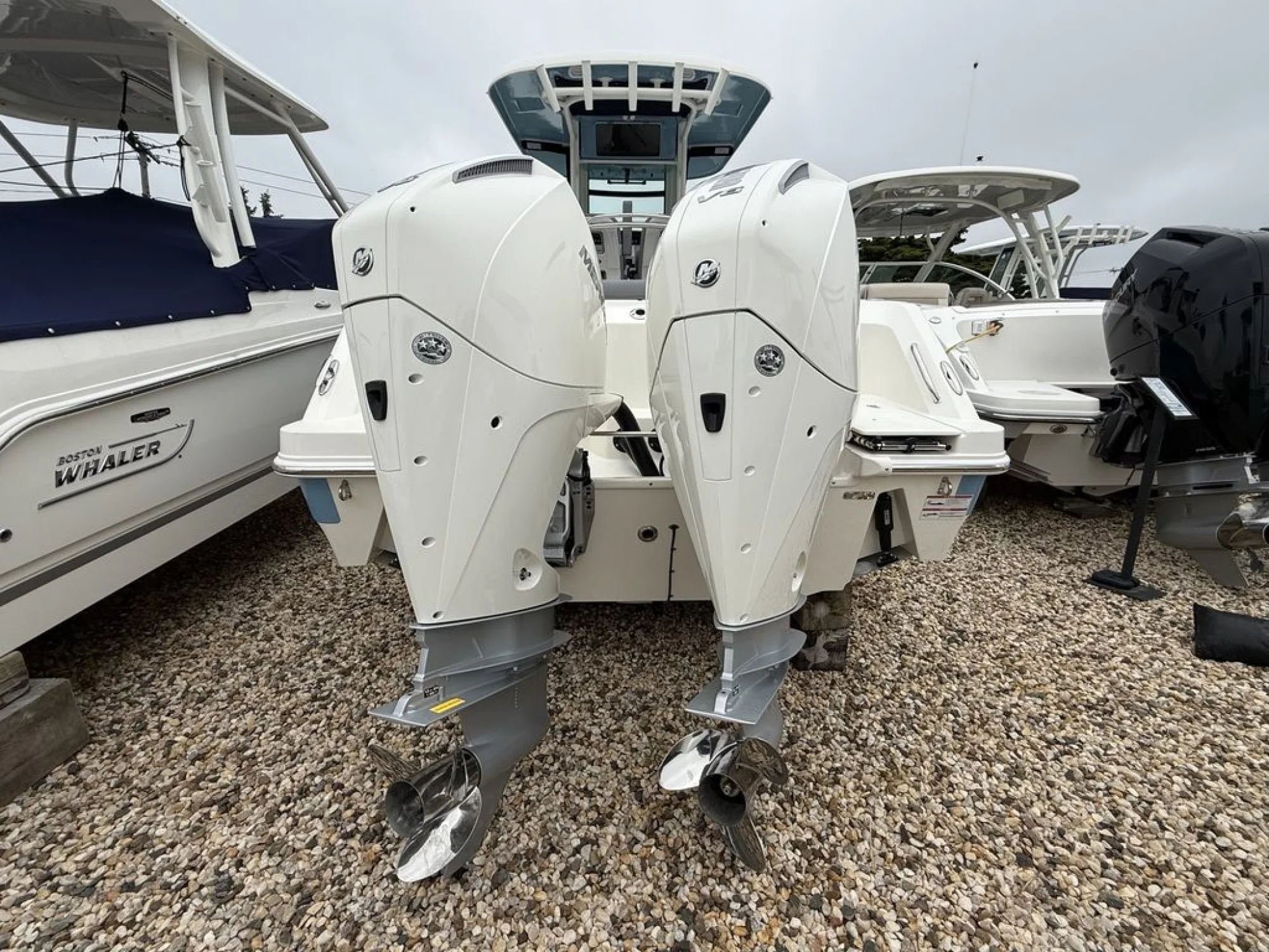 Boston Whaler 250 Outrage - Image 3