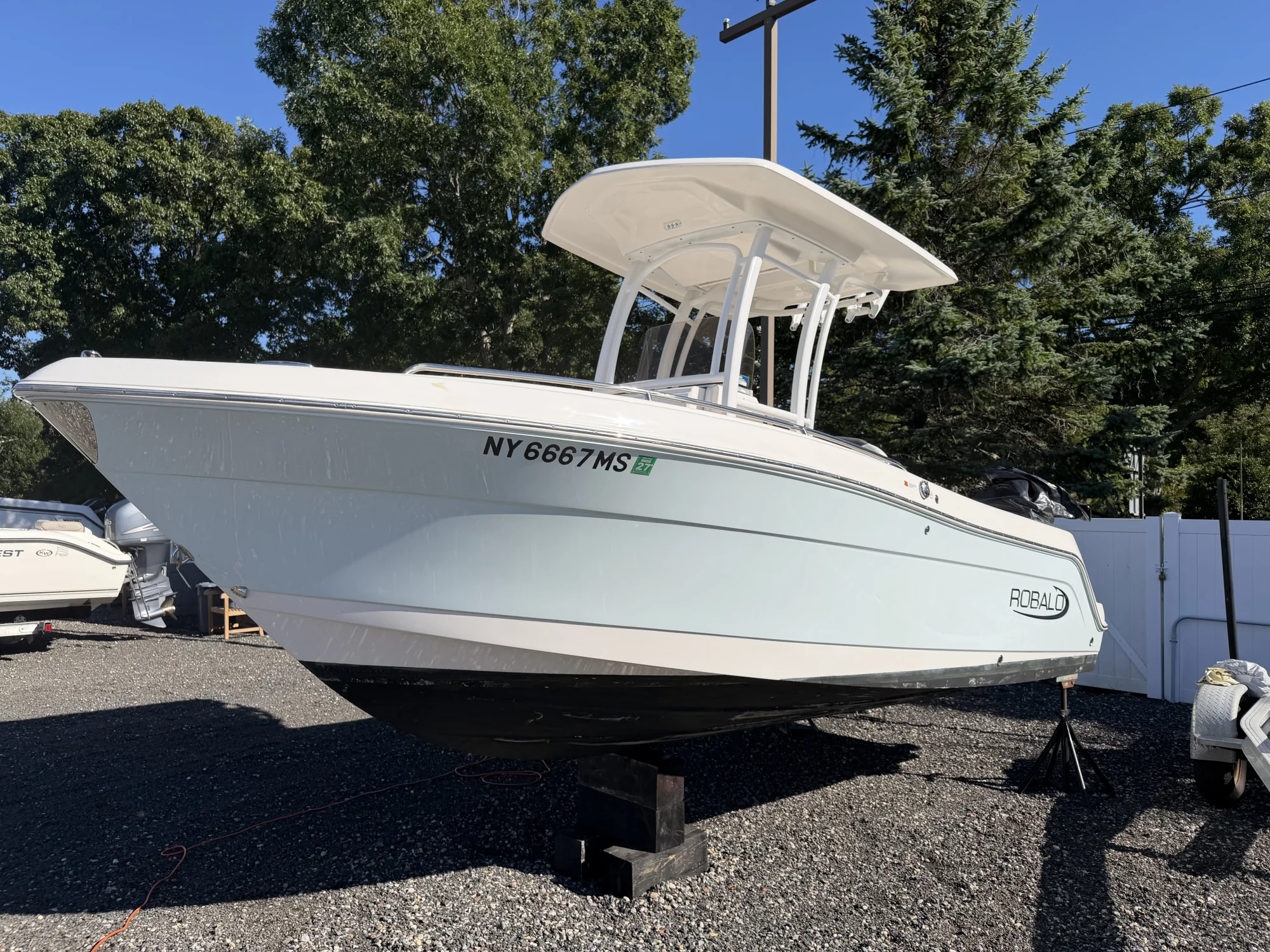 2022 Robalo R222 Explorer