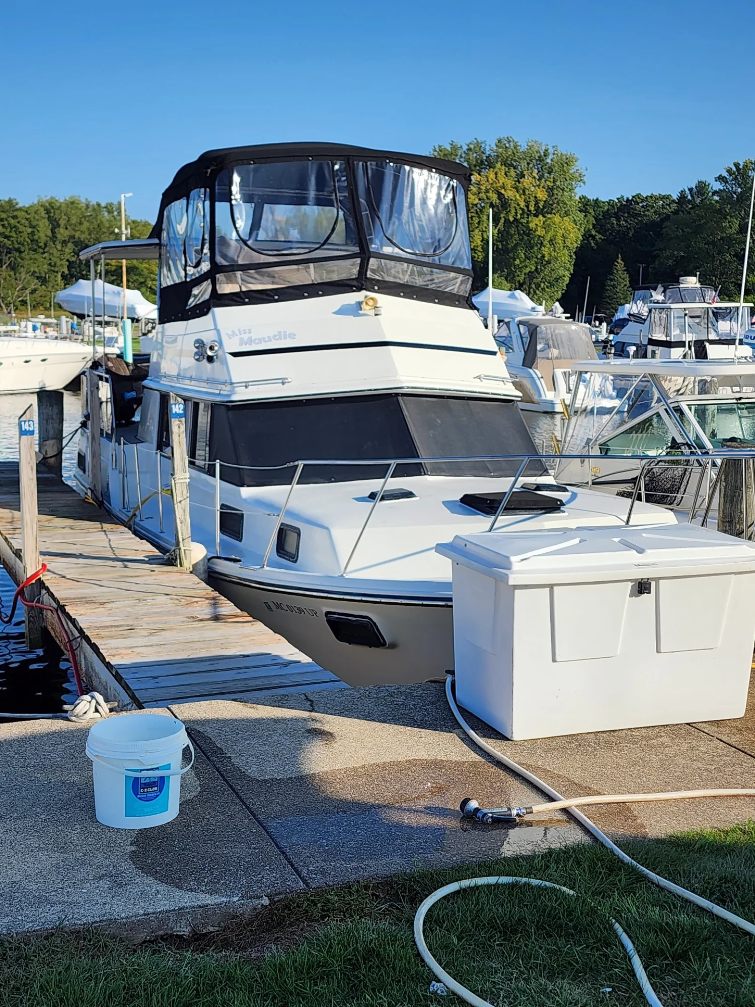 36 ft 1989 Carver 3607 Aft Cabin Motor Yacht - Image 2