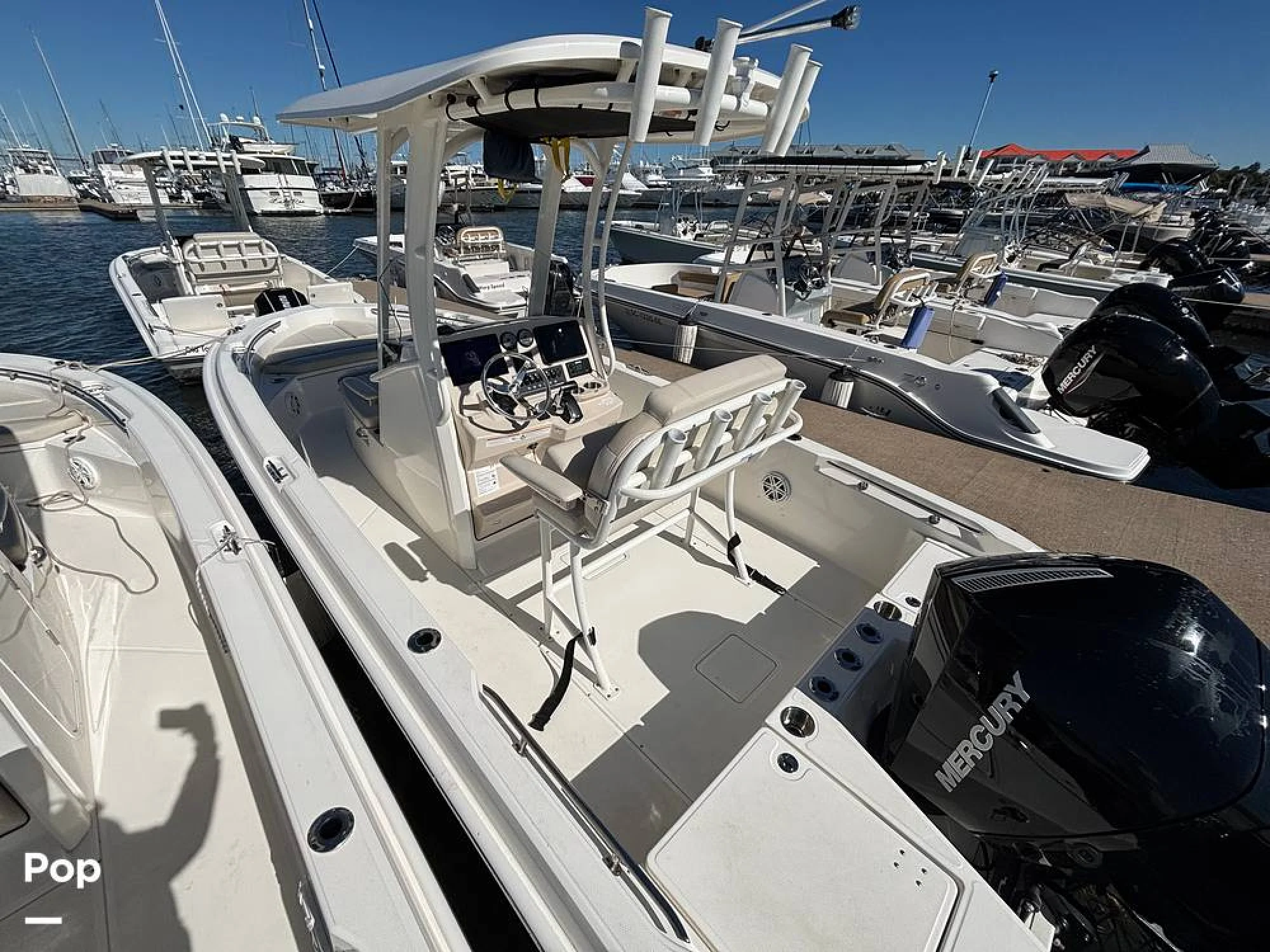 2025 Boston Whaler 220 DAUNTLESS - Image 3