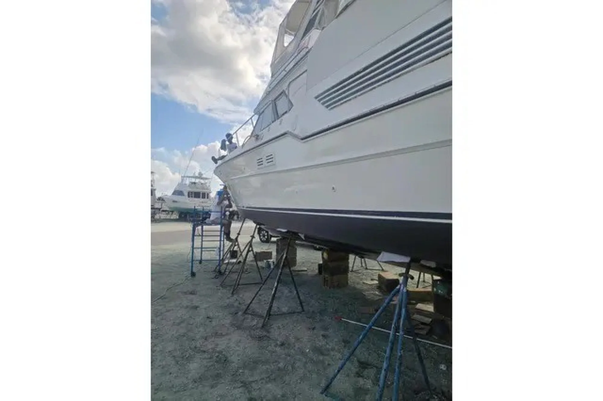 1989 Sea Ray 440 Aft Cabin - Image 3