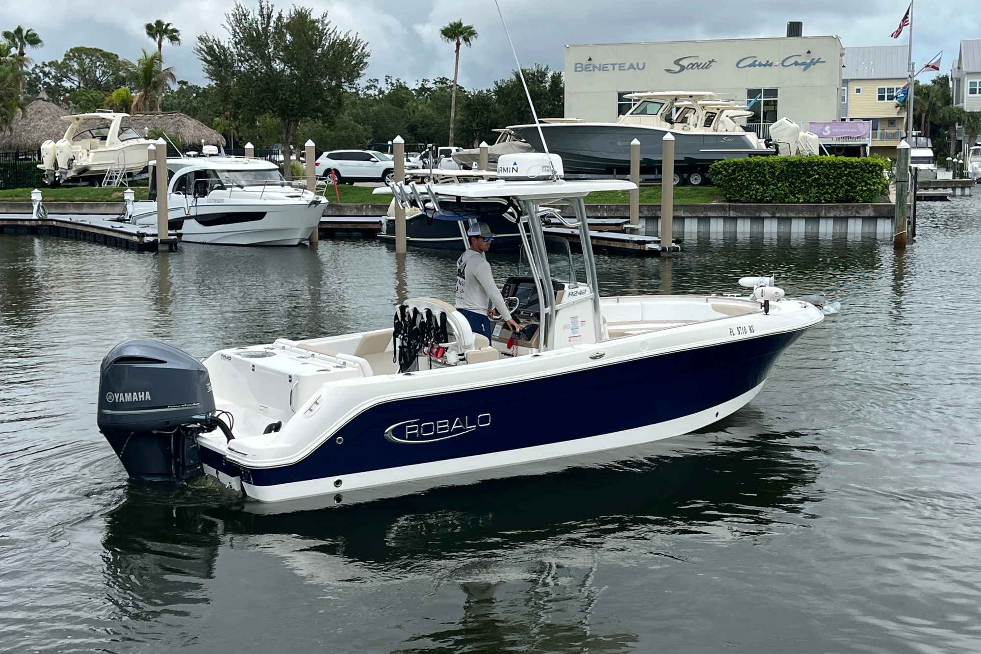 2019 Robalo R242 Center Console - Image 2