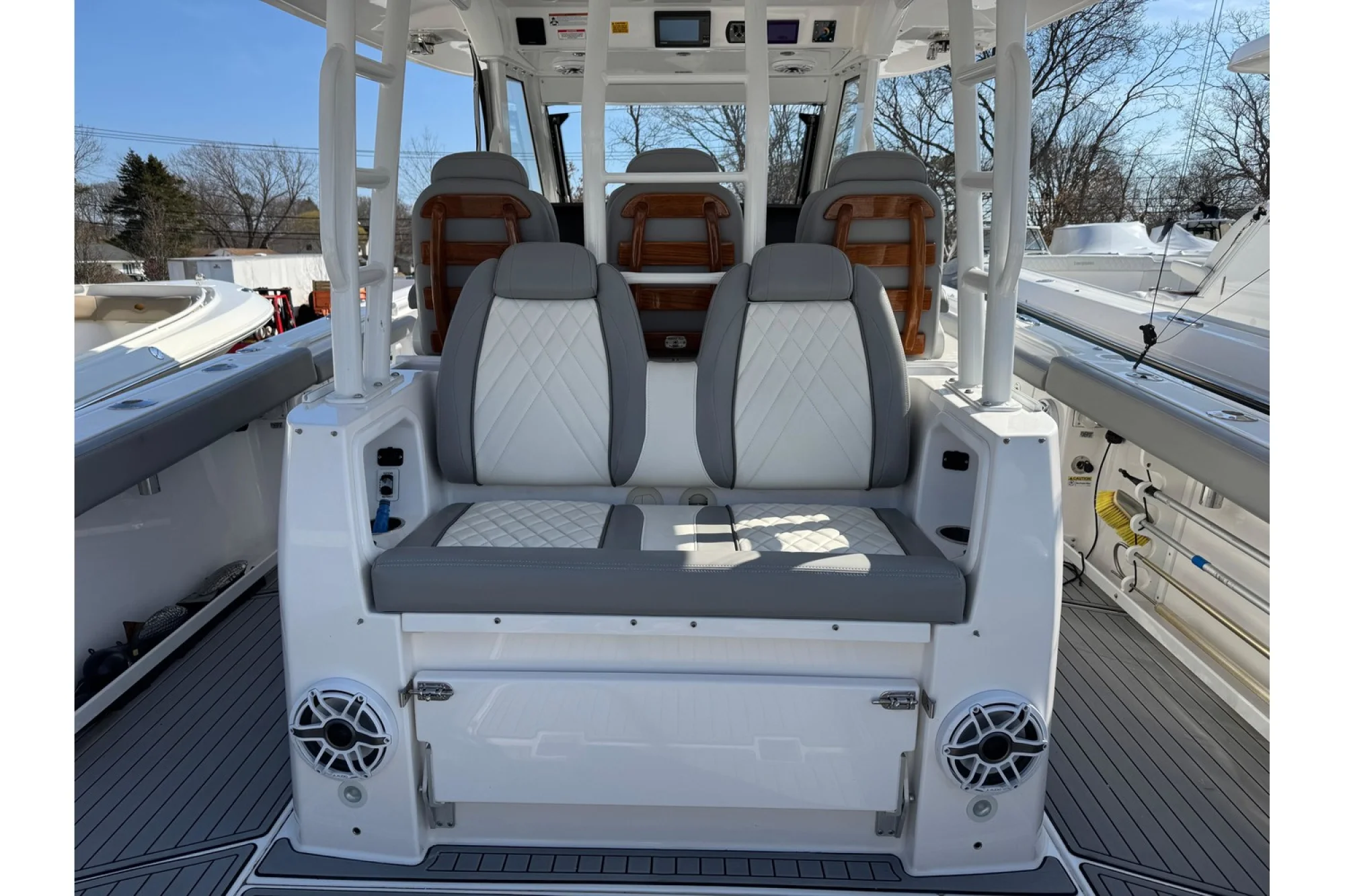 2022 Everglades 395CC - Image 4